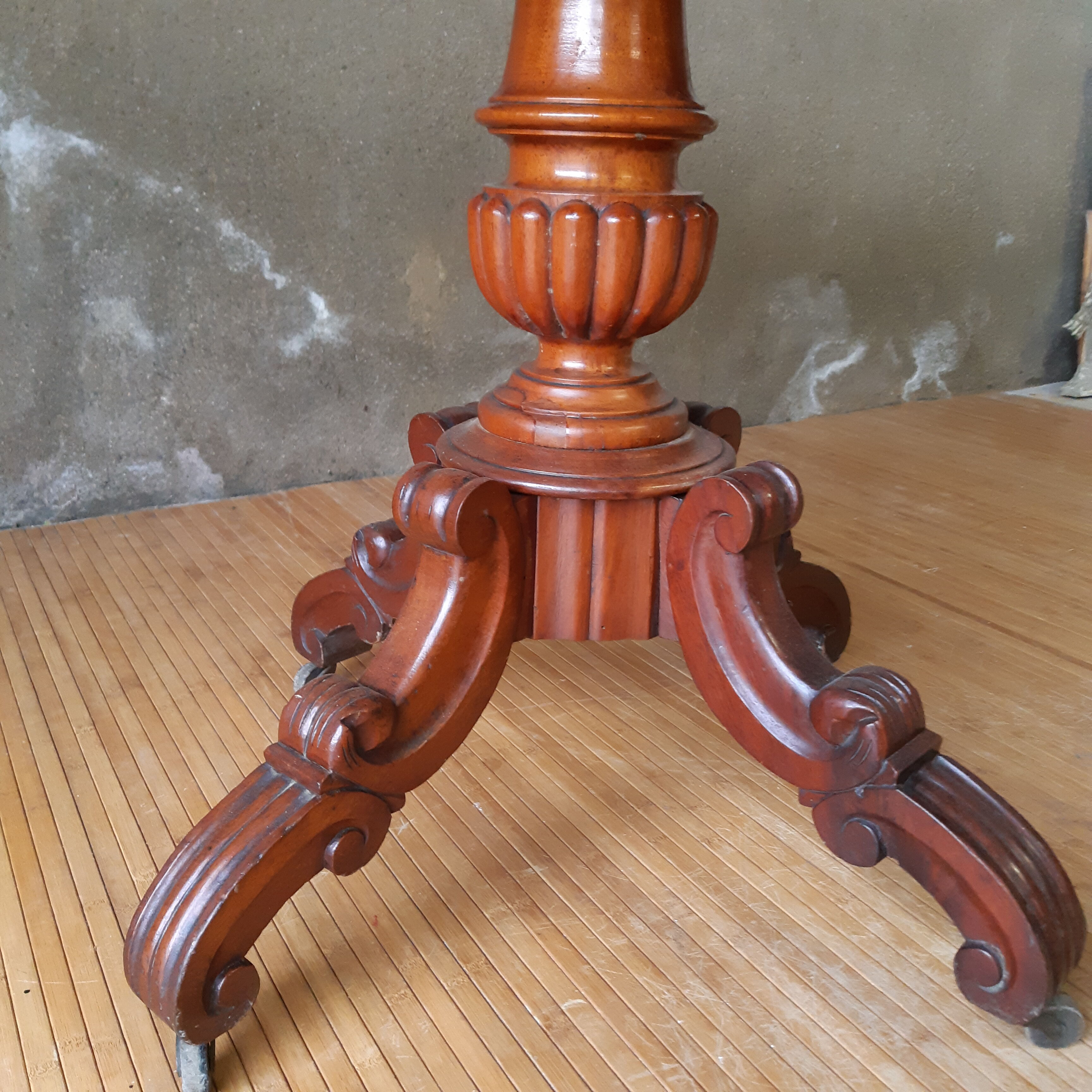 Mahogany pedestal table