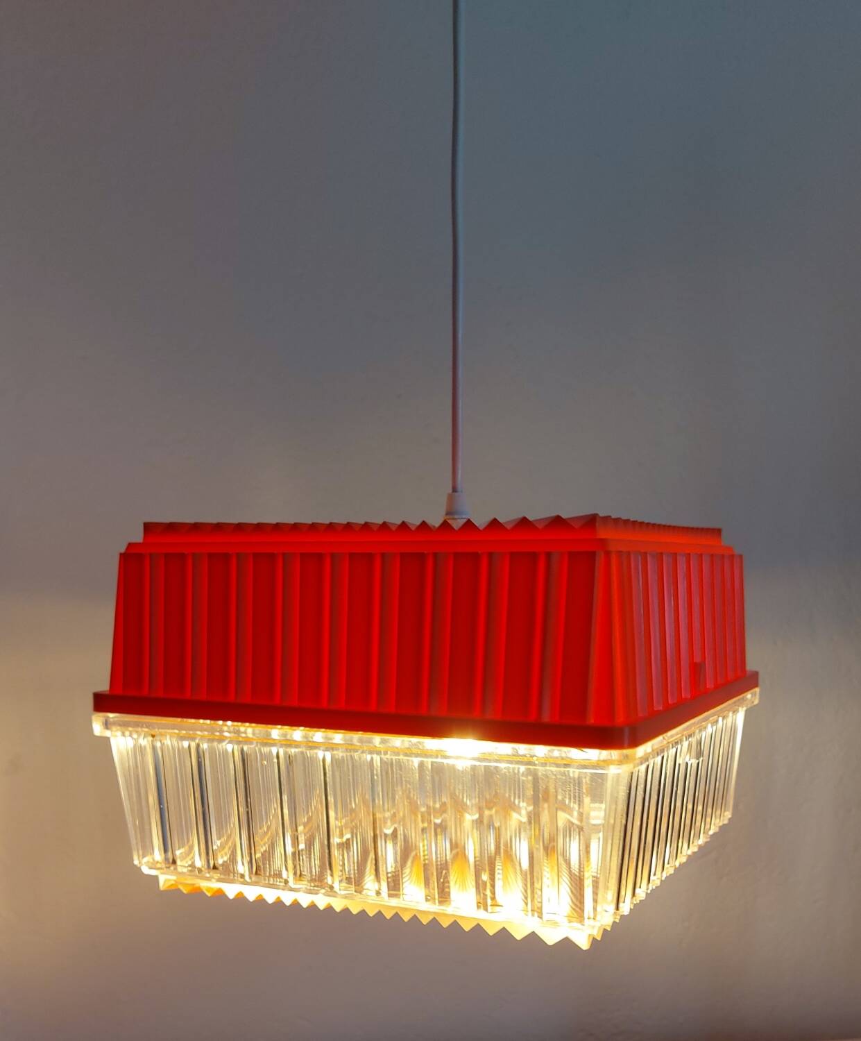 Two-tone vintage pendant light