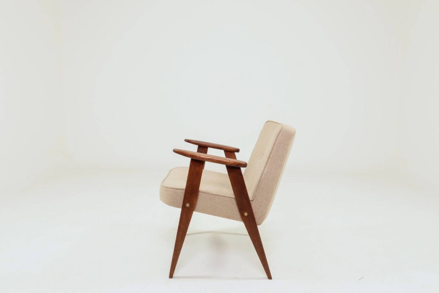 Mid-century modern armchair in camel wool with oak wood.