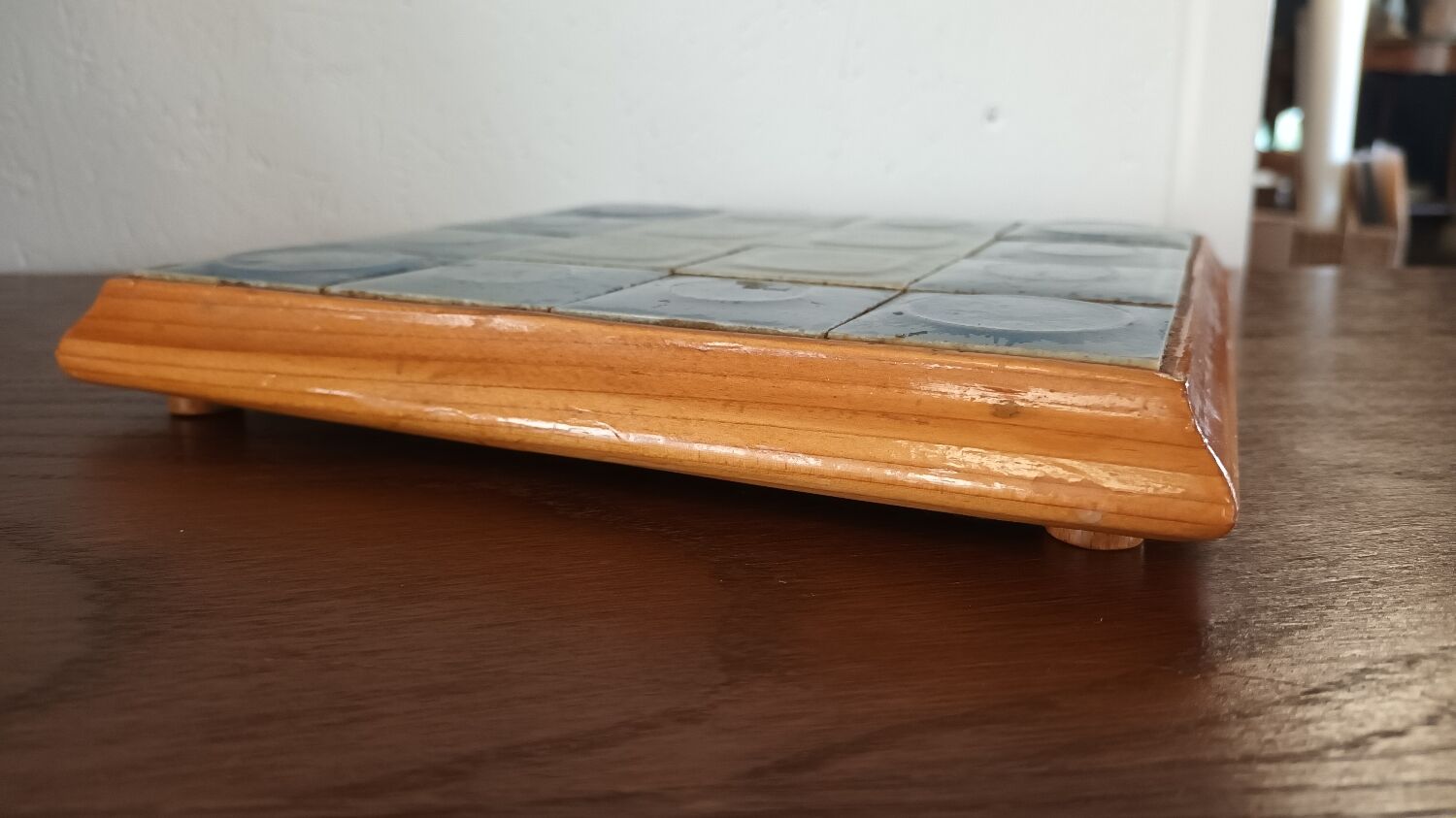 Dessous plat vintage en bois et céramique