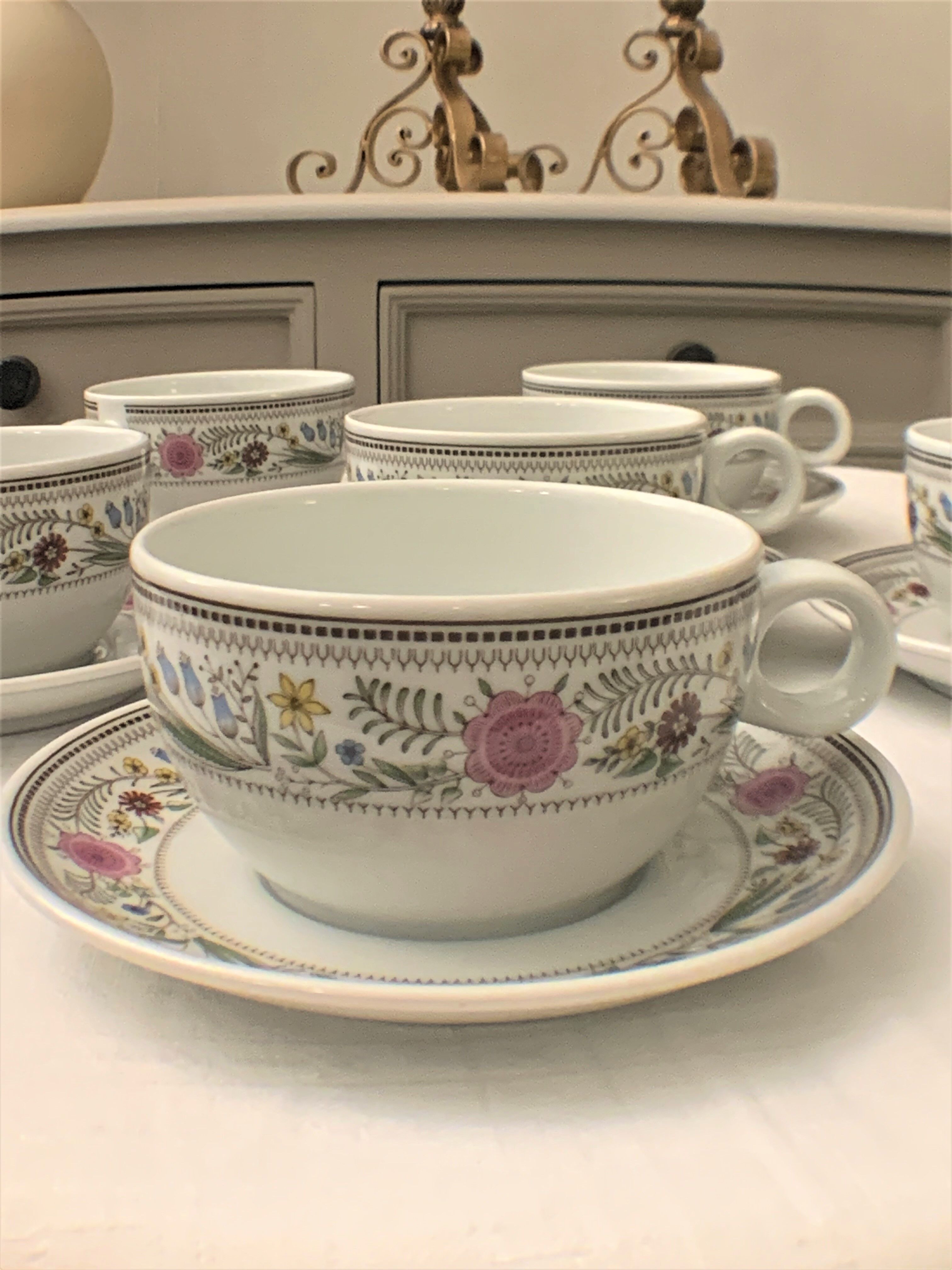 Tea set, six cups and six saucers