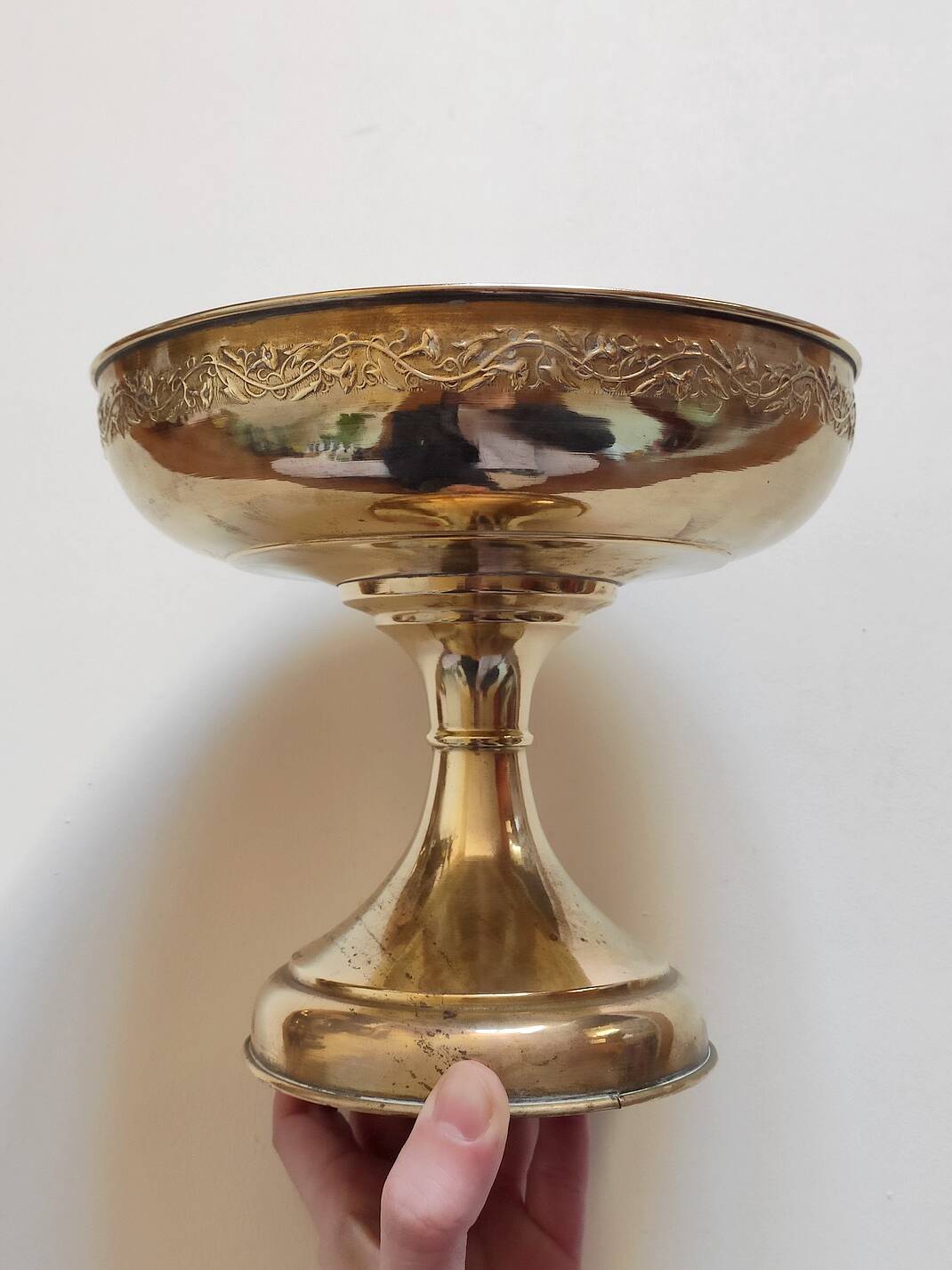 Coupe à pied laiton repoussé