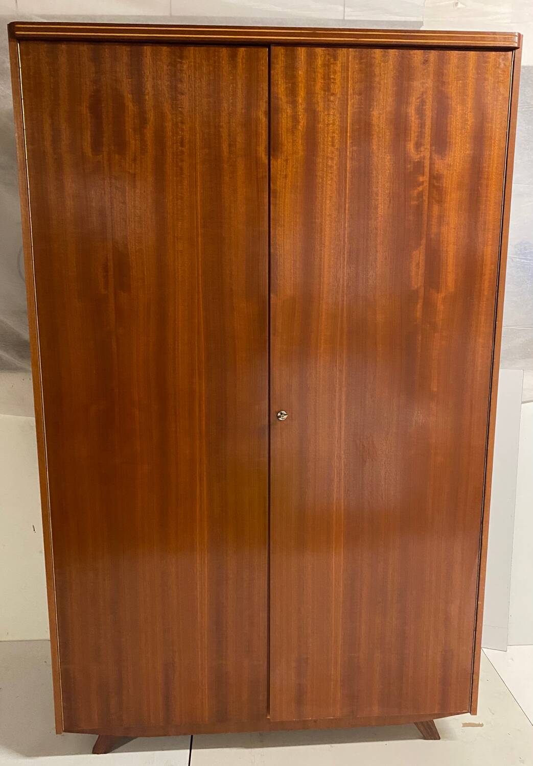 Armoire vintage pieds compas