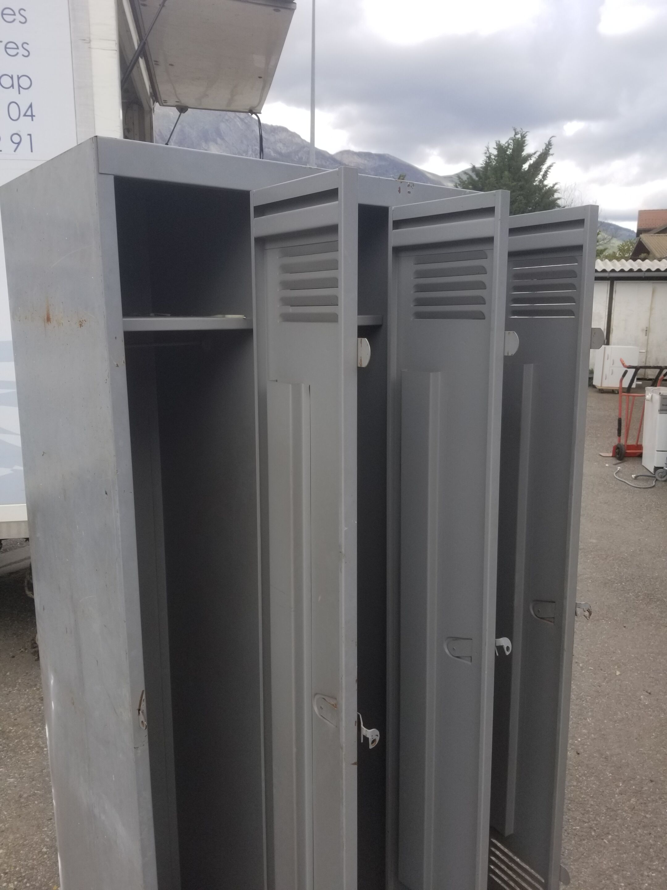 Vintage indus metal wardrobe
