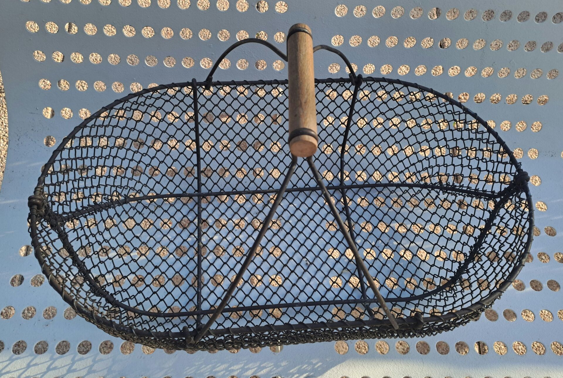 Wire mesh basket