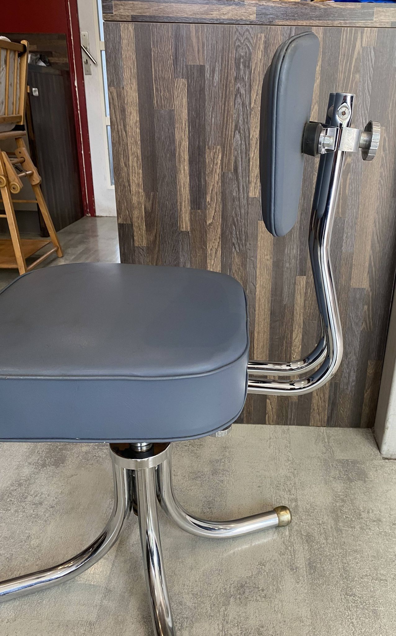 Chaise de bureau pivotante style Roneo simili cuir skaï gris chrome vintage