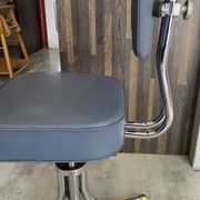 Chaise de bureau pivotante style Roneo simili cuir skaï gris chrome vintage