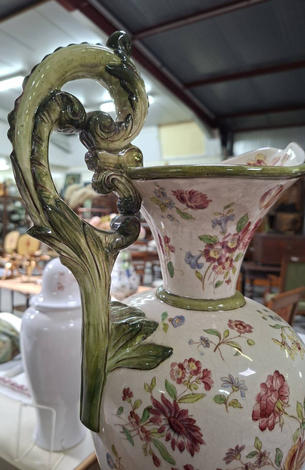 aiguière décorative en faïence polychrome – Décor floral – Style rocaille