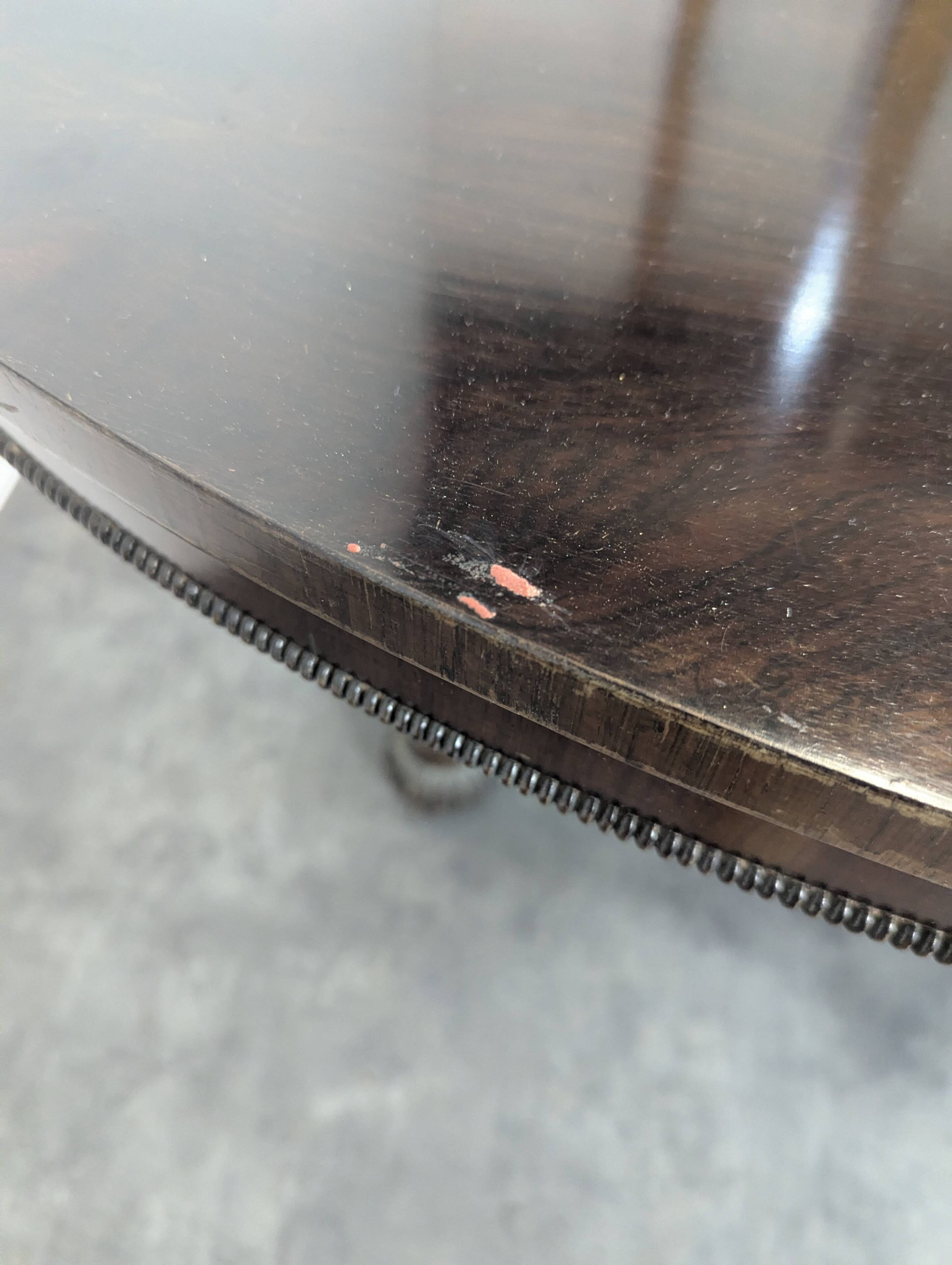 English guéridon table with a tilting top in mahogany, late 19th century.