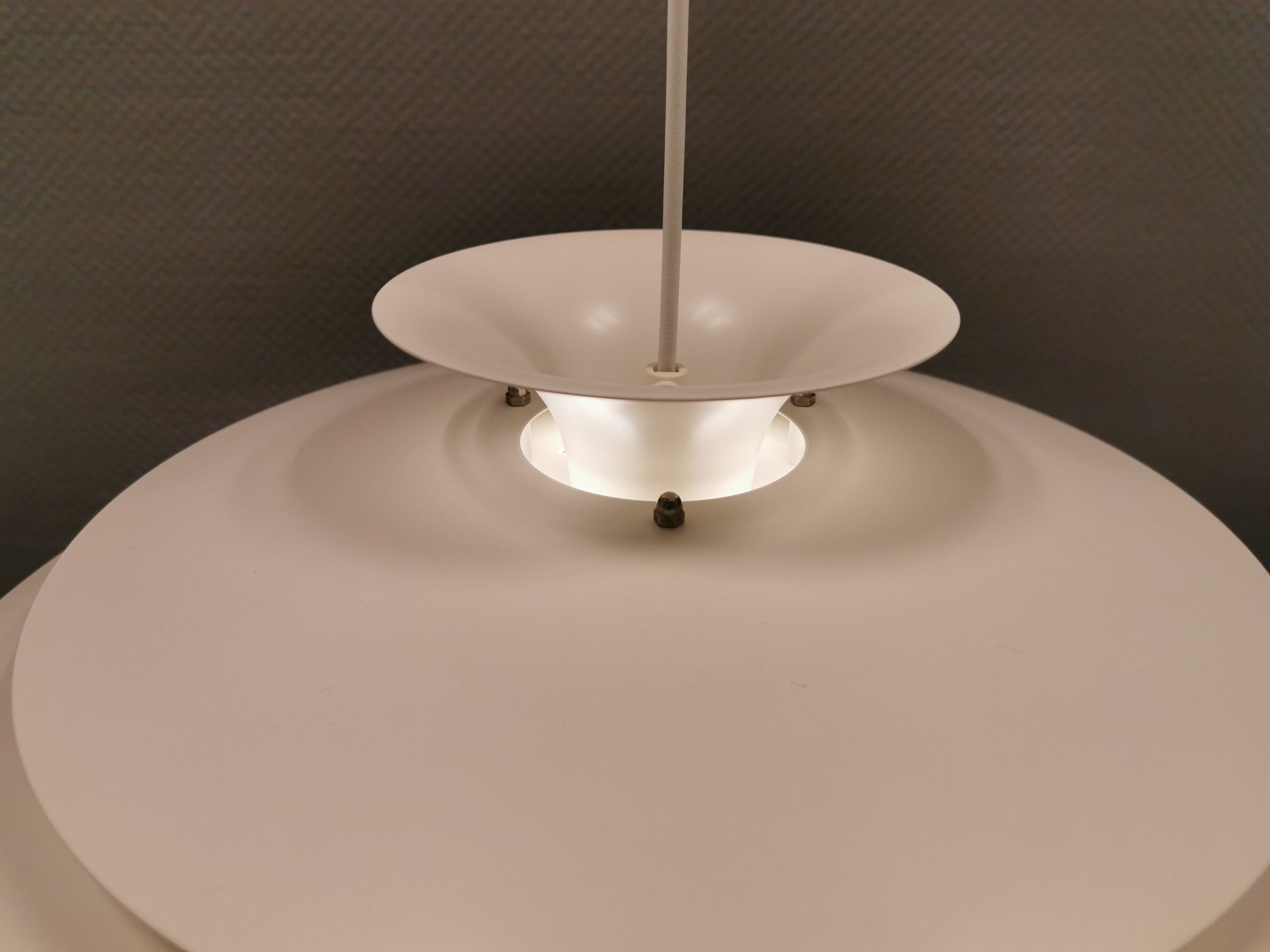 Suspension danoise de Form-Light estimée à partir des années 1980, métal laqué blanc