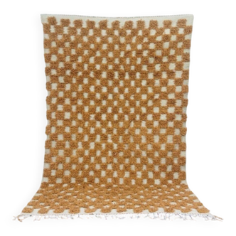 Moroccan Berber rug in ecru and camel wool with a graphic pattern, 245x150 cm.