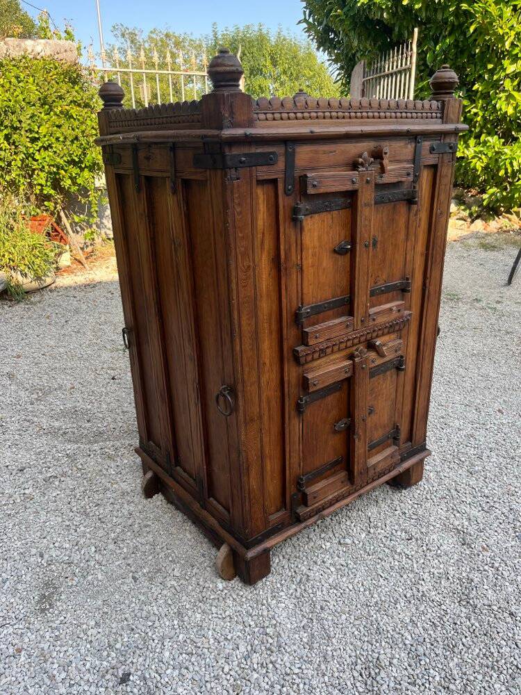 Storage unit with 4 doors