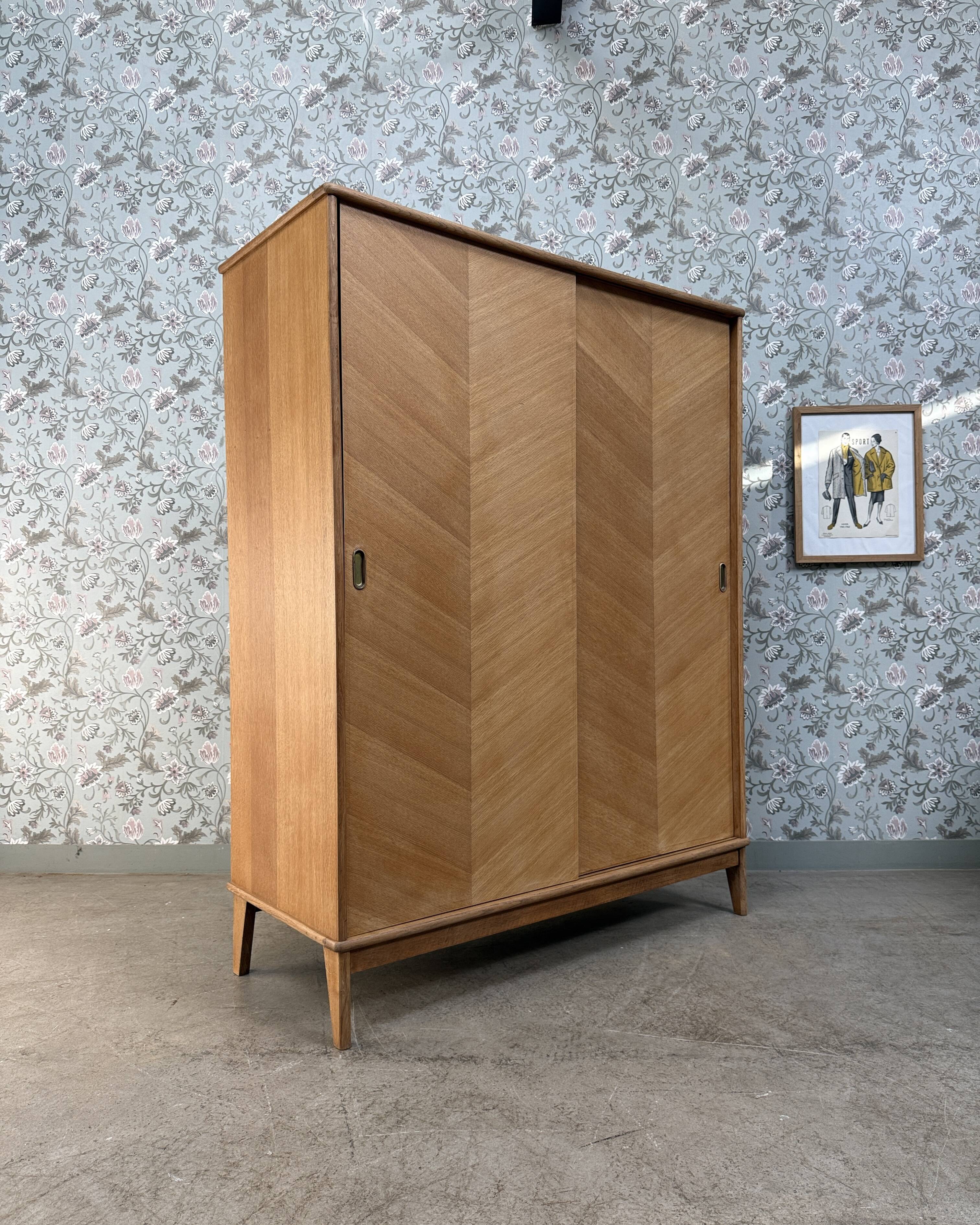 Armoire vintage avec penderie et portes coulissantes, rénovée