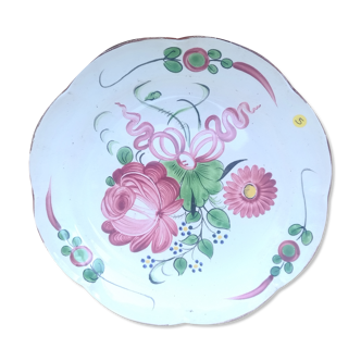 La rochelle plate has floral decor