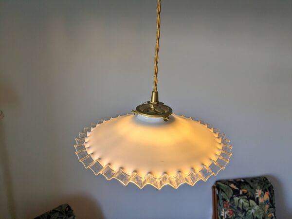 Suspension vintage en opaline dentelée, luminaire élégant à lumière douce