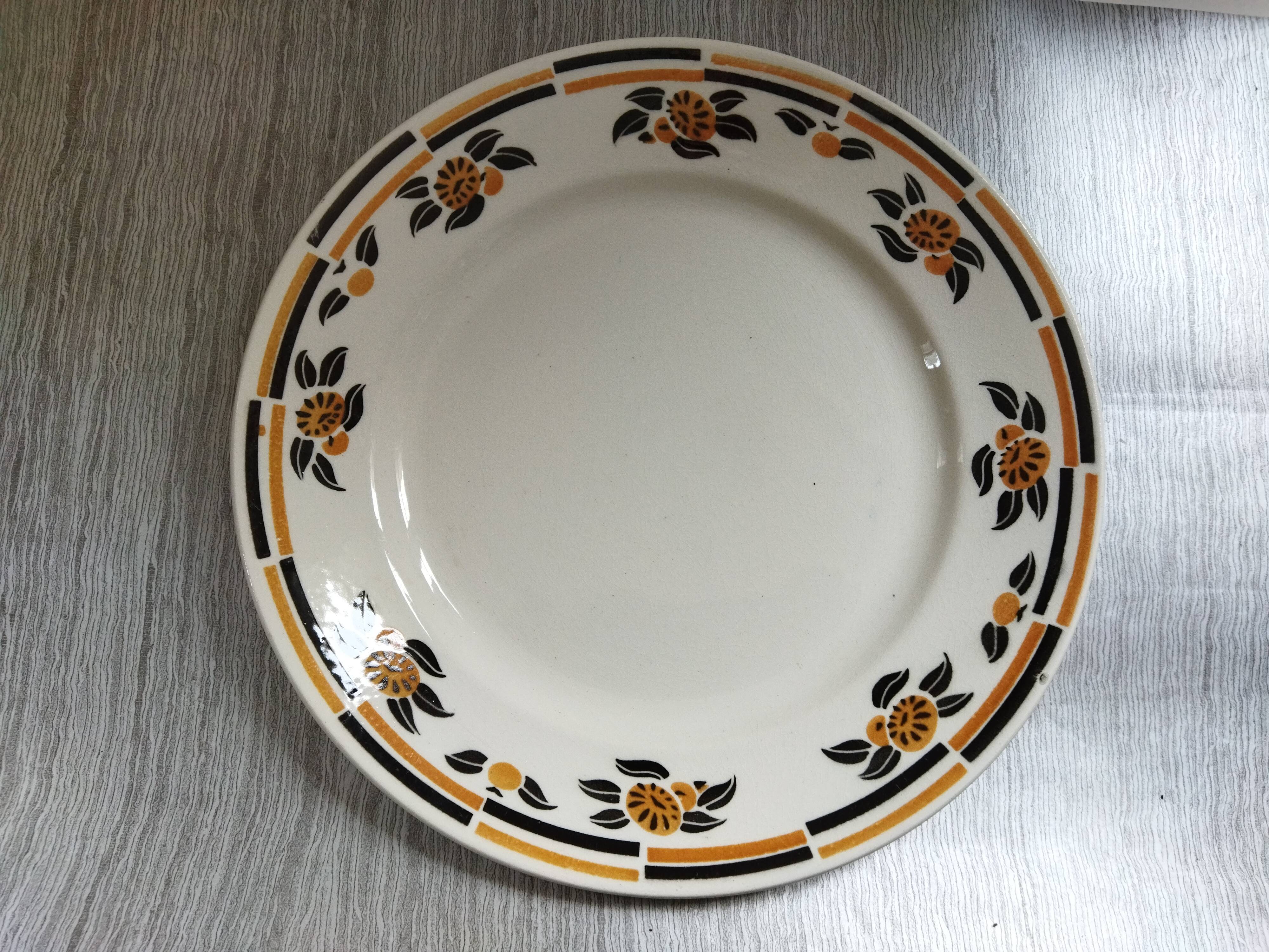 8 Badonviller “Modern” plates