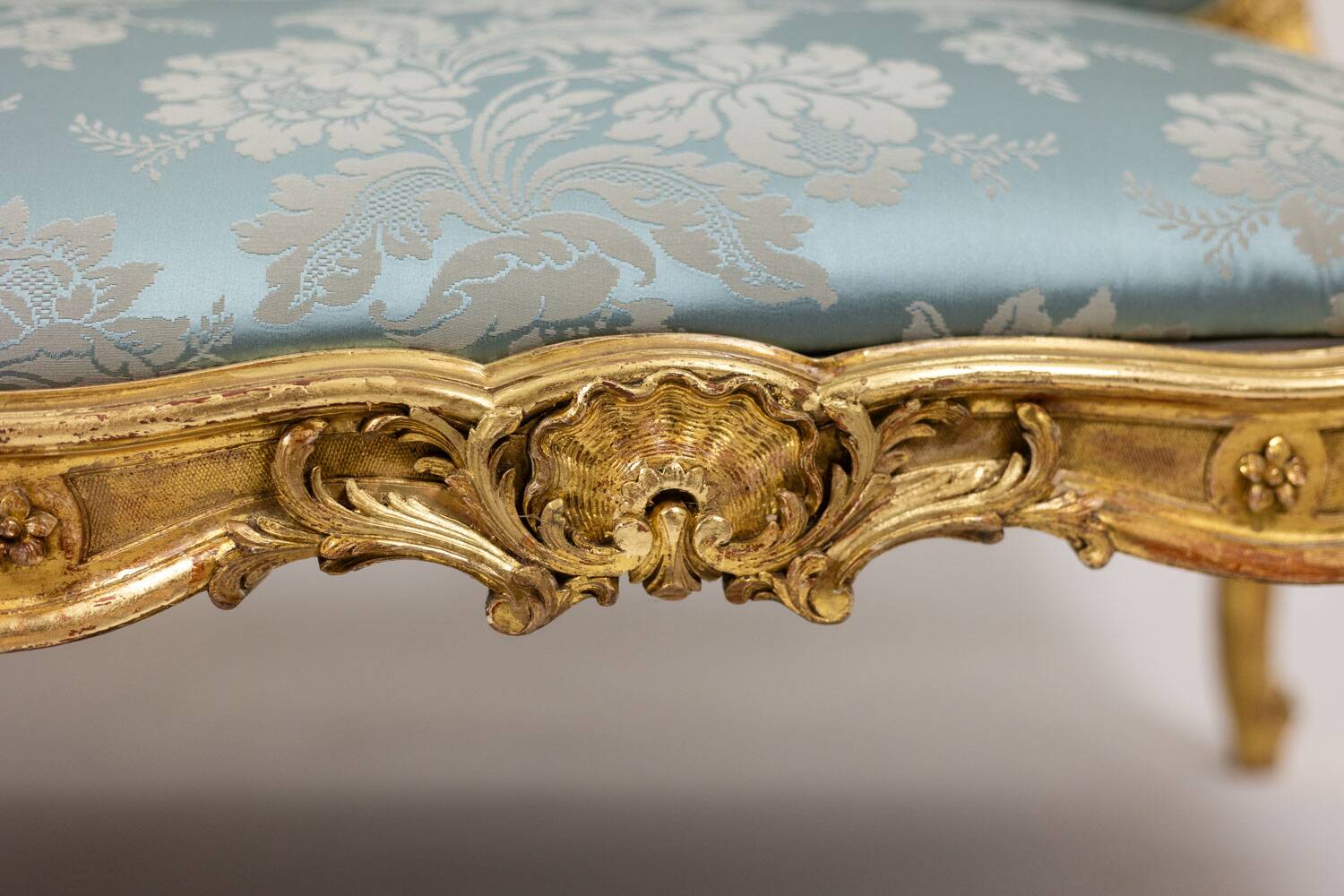 Salon de style Louis XV à chassis en bois doré. Circa 1880.