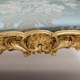 Salon de style Louis XV à chassis en bois doré. Circa 1880.