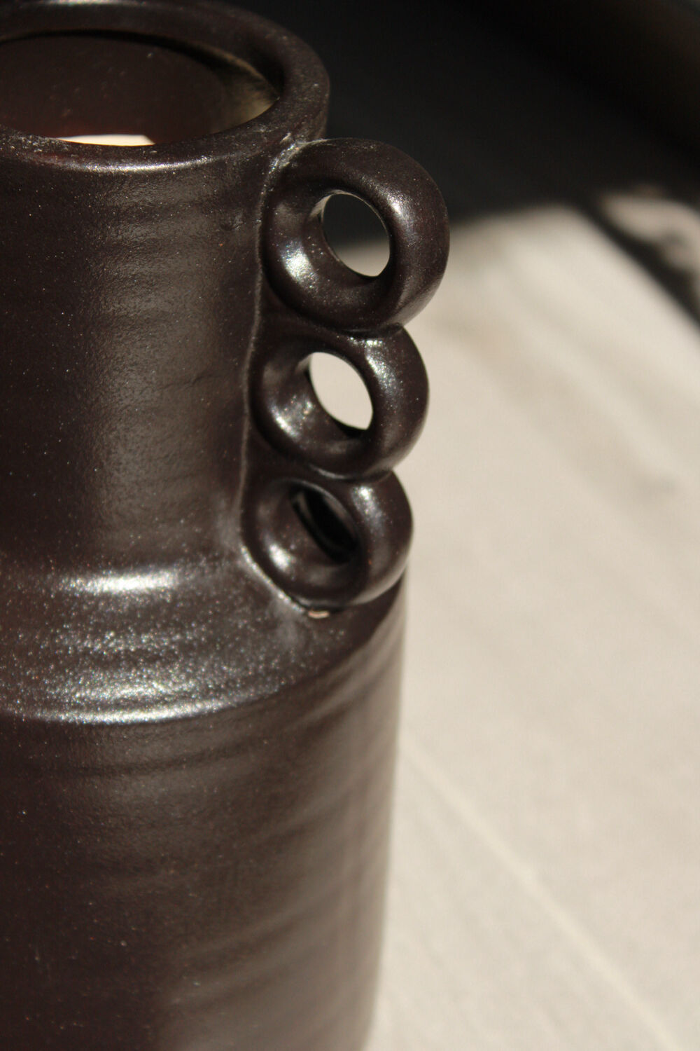 Matte porcelain vase with three handles – Bama model