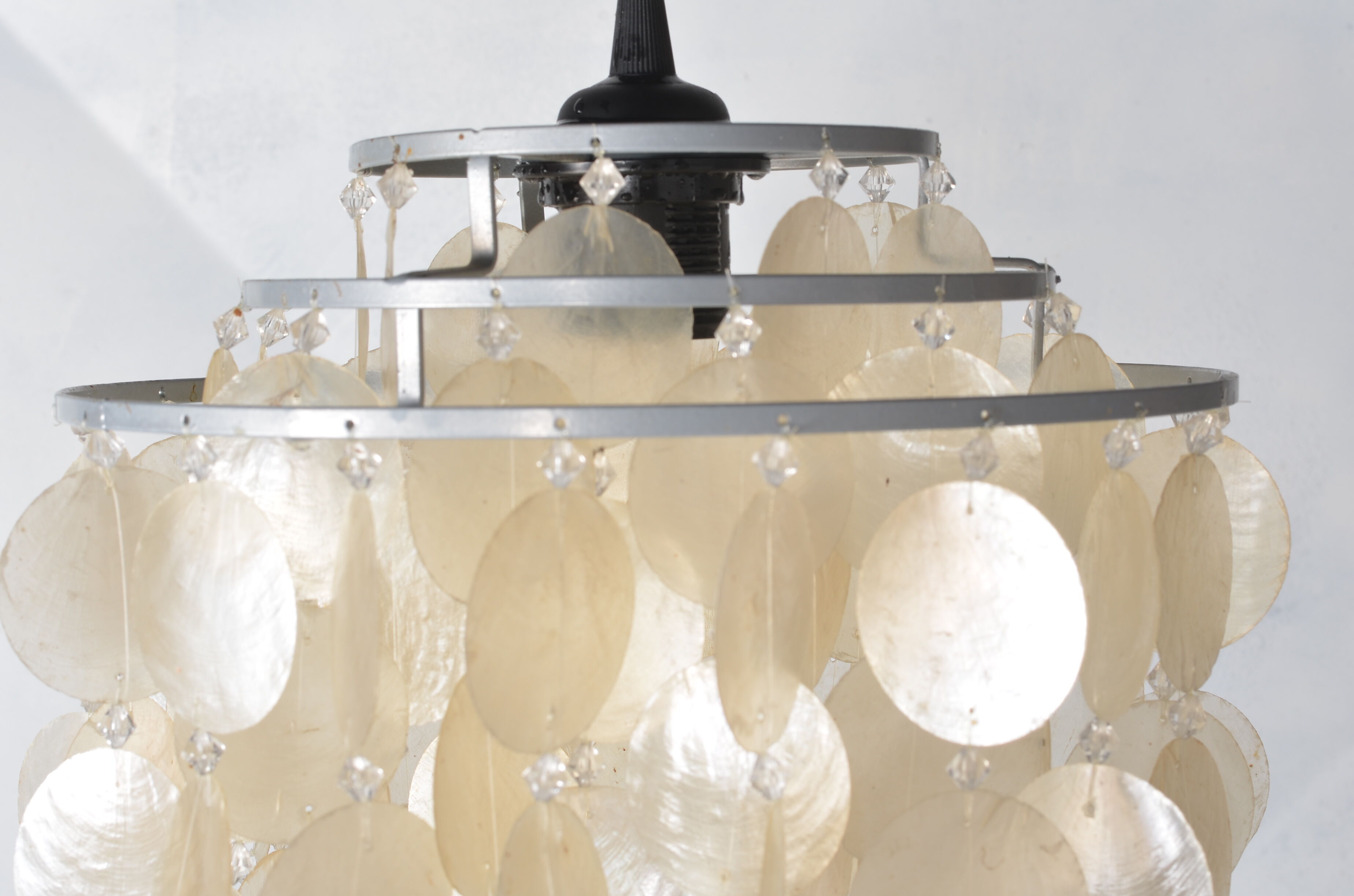 Mother-of-pearl tassels suspension