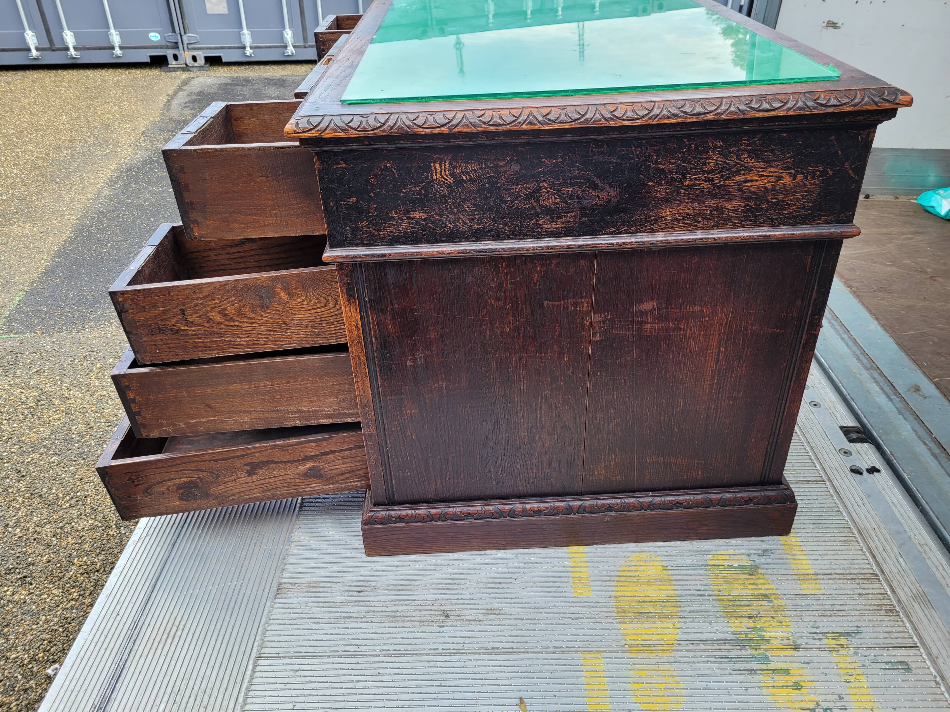 Bureau sculpté antique
