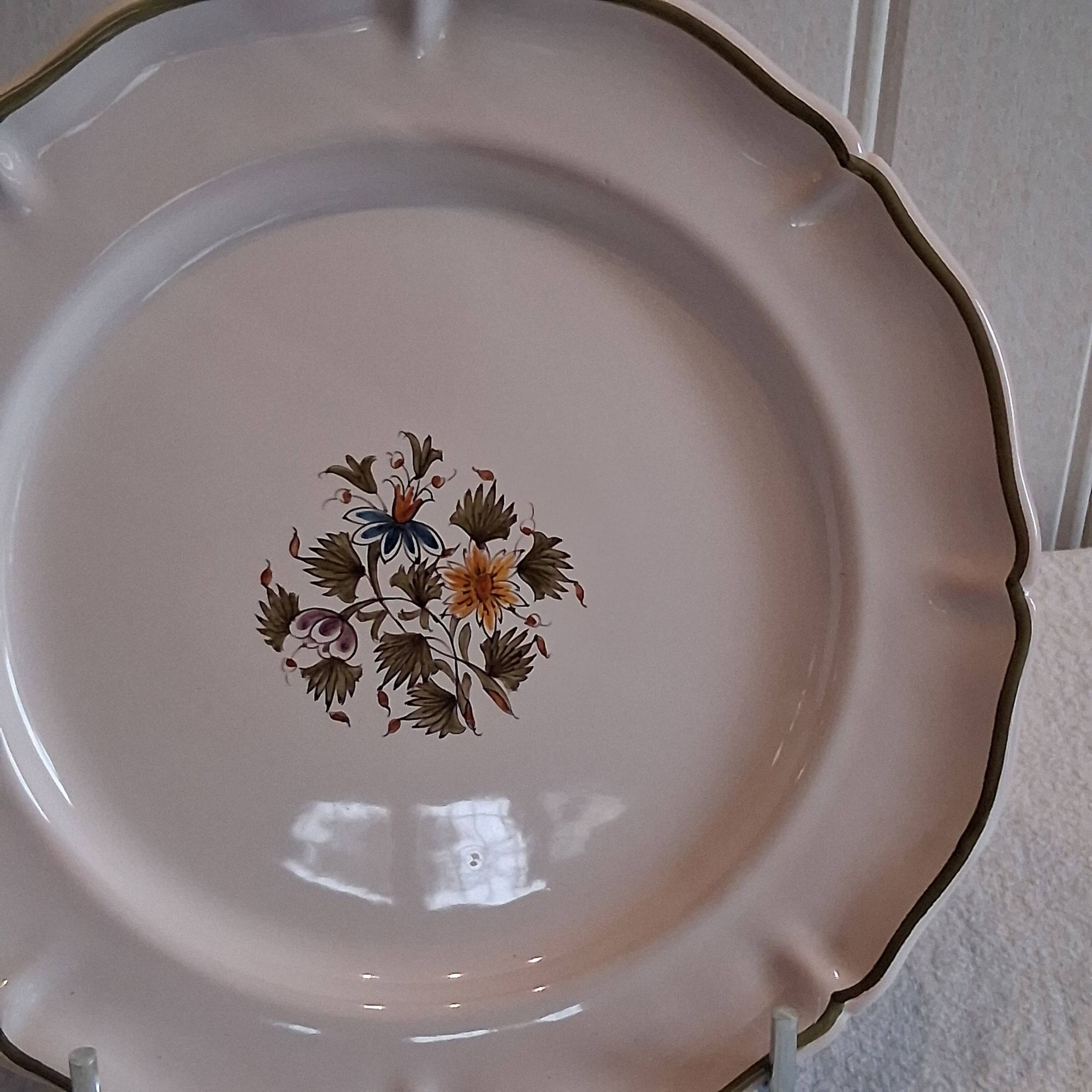 Moustier Feret plate in earthenware in very good condition.