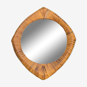 Miroir en rotin vintage de forme atypique et originale.