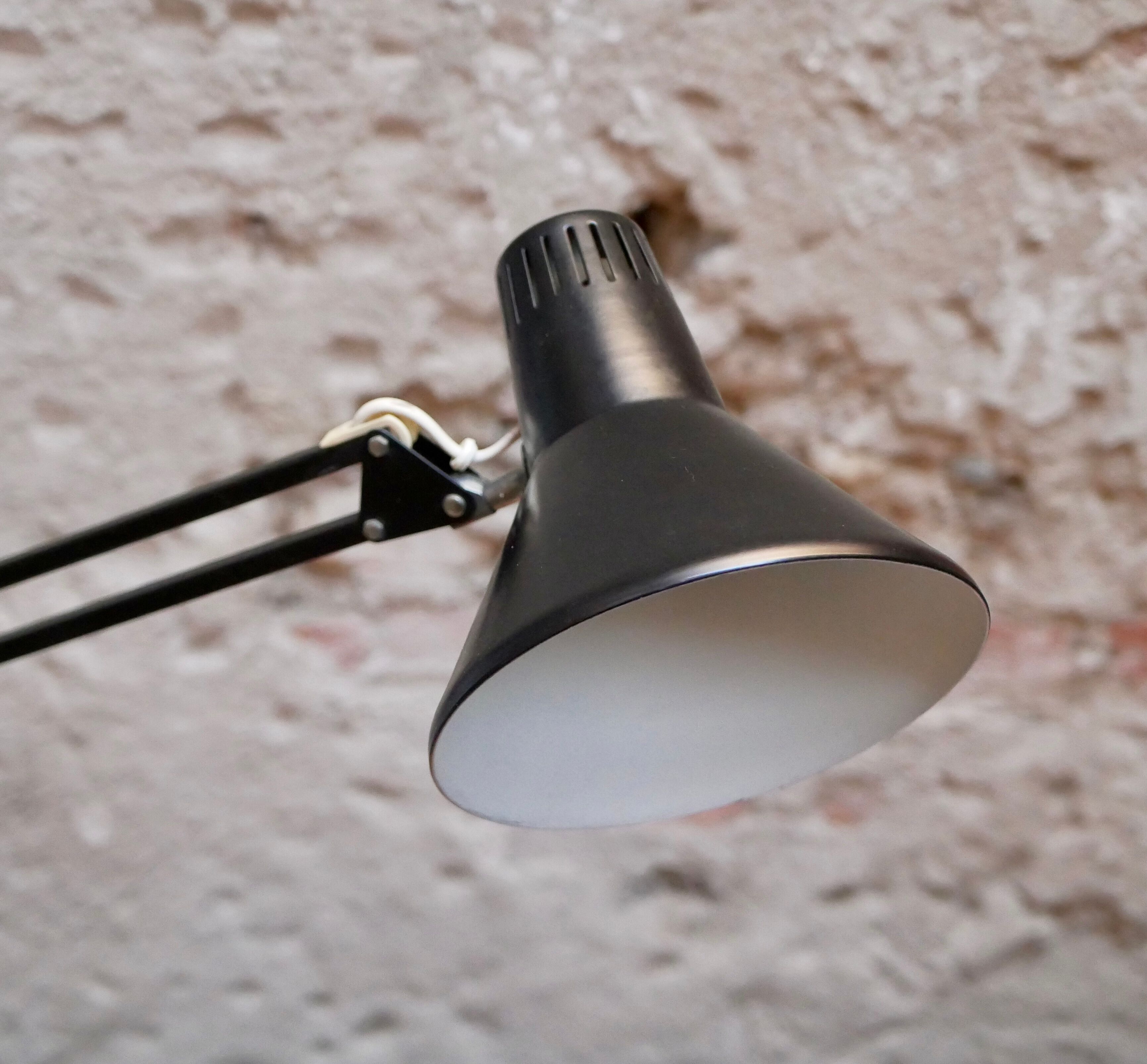 Black twist articulated lamp