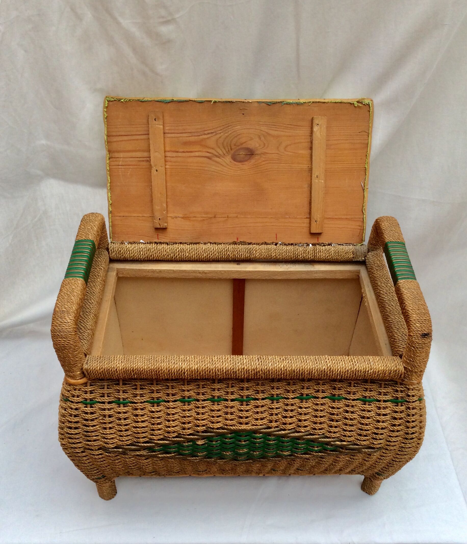 Playing box with two handles towards 1960s dimension: height -46.5cm- width -60cm-Pr-37