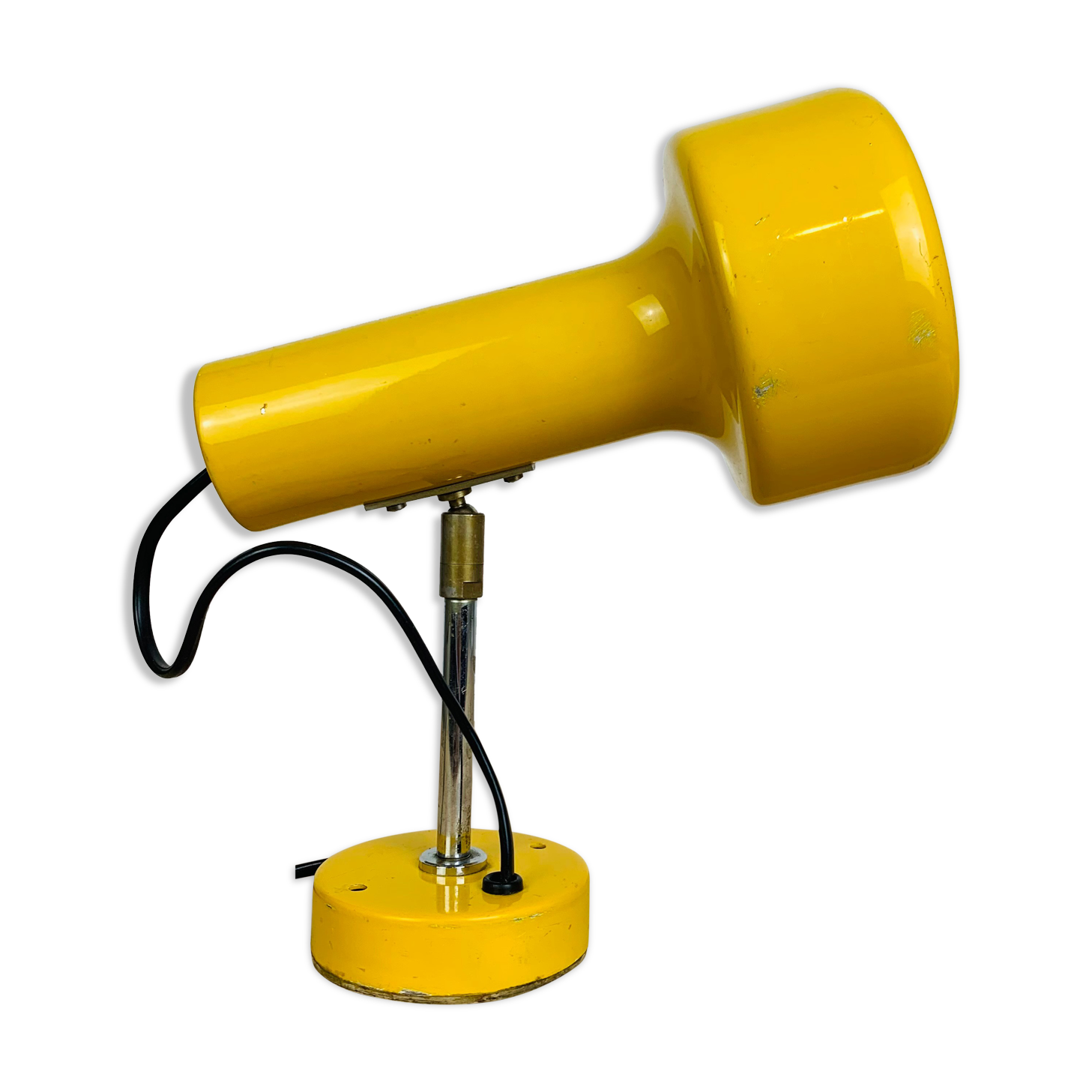 Yellow spot lamp to pose 70s