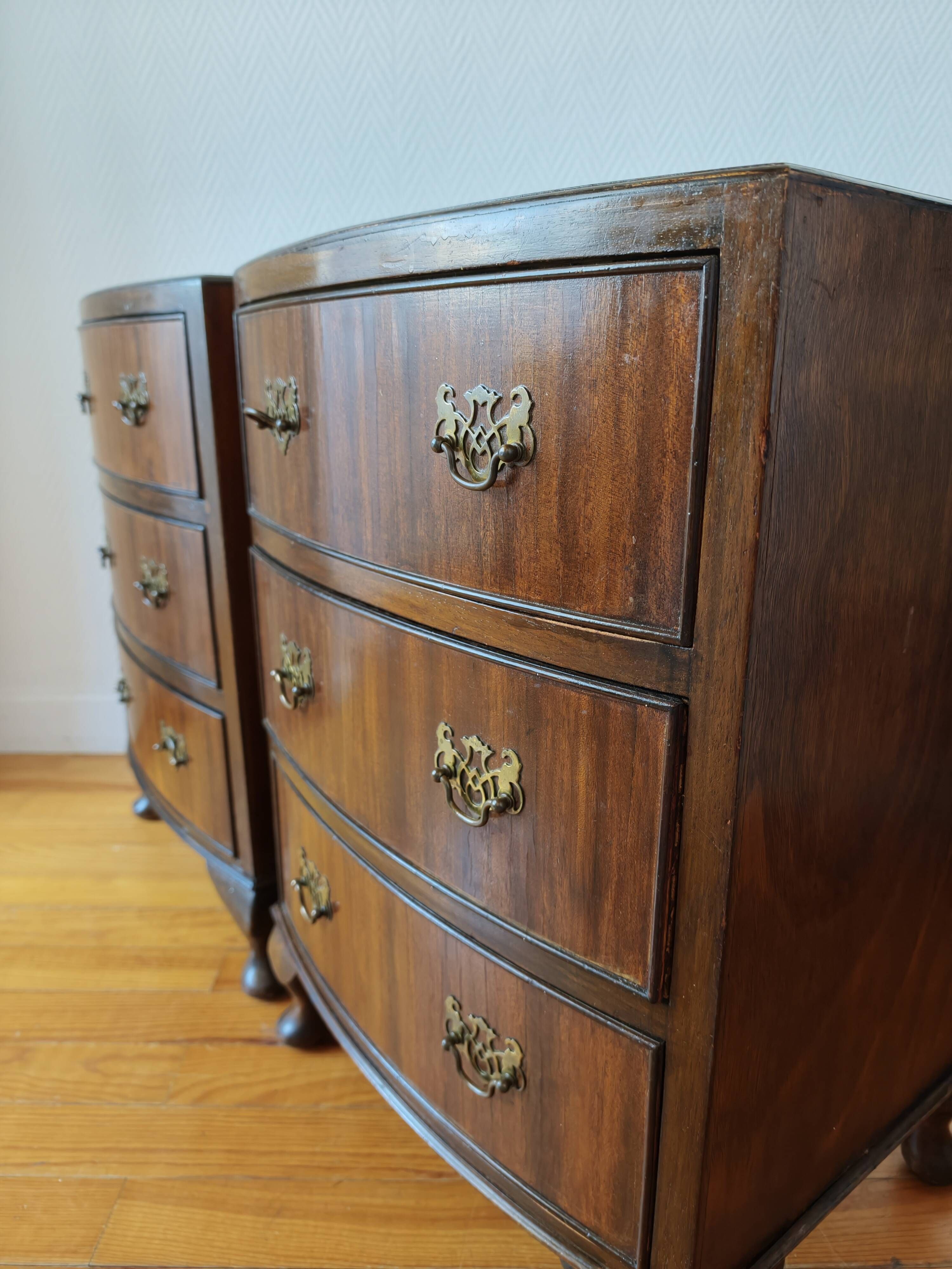 Paire de petites commodes anglaises style Queen Anne – années 1950