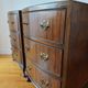 Paire de petites commodes anglaises style Queen Anne – années 1950