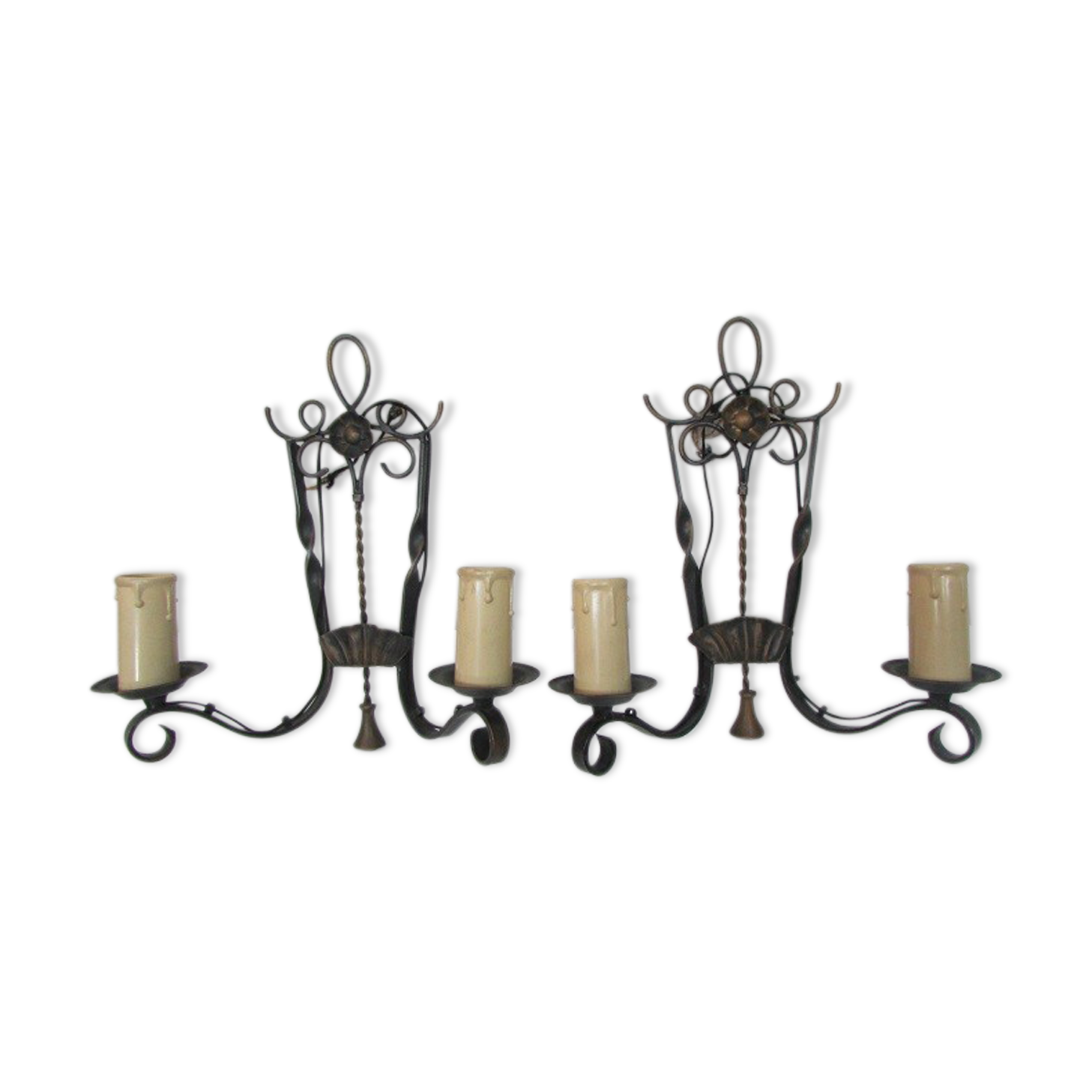 Paire d'appliques murales en fer couleur bronze