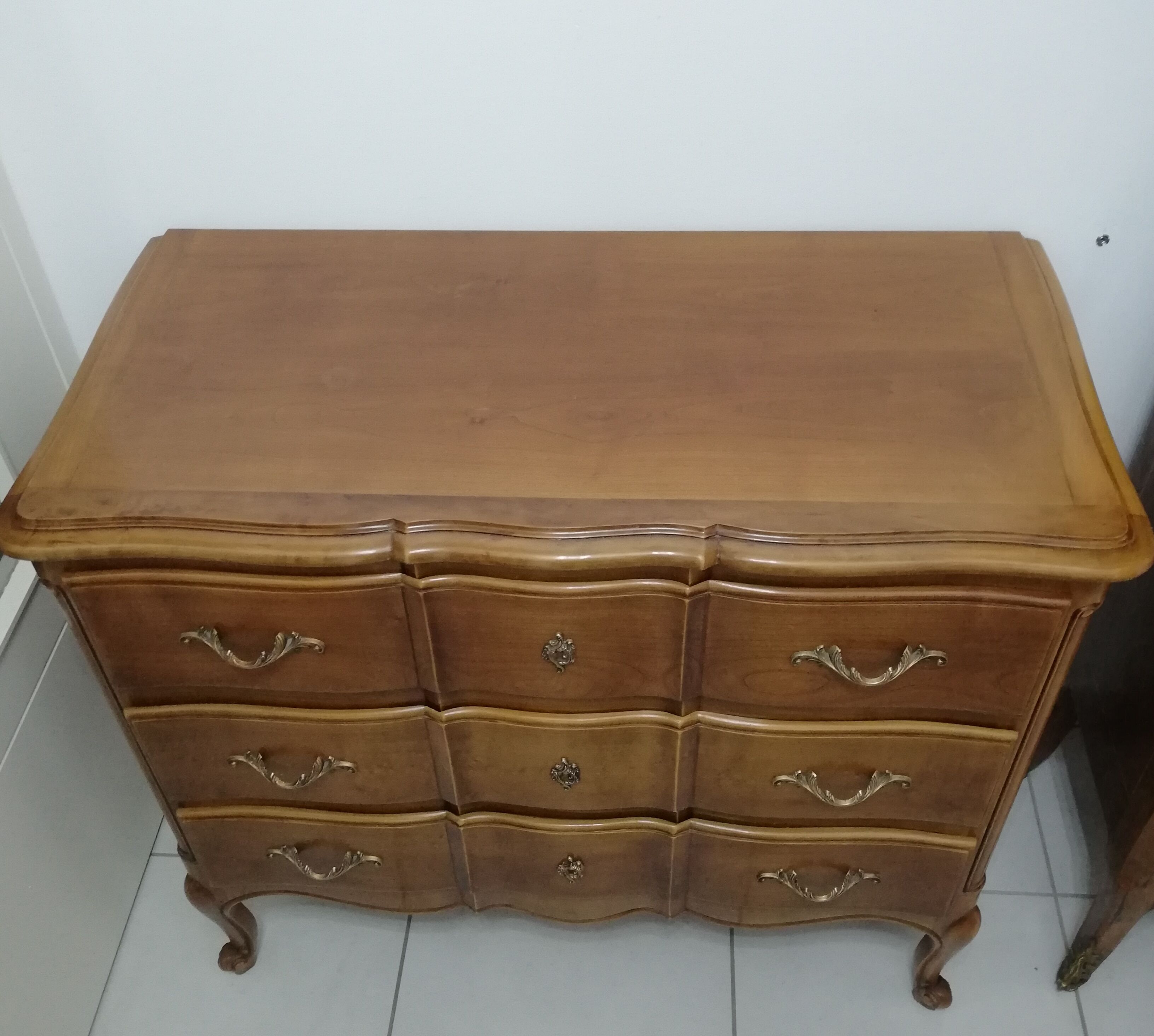 Chest of drawers crossbow in cherry tree