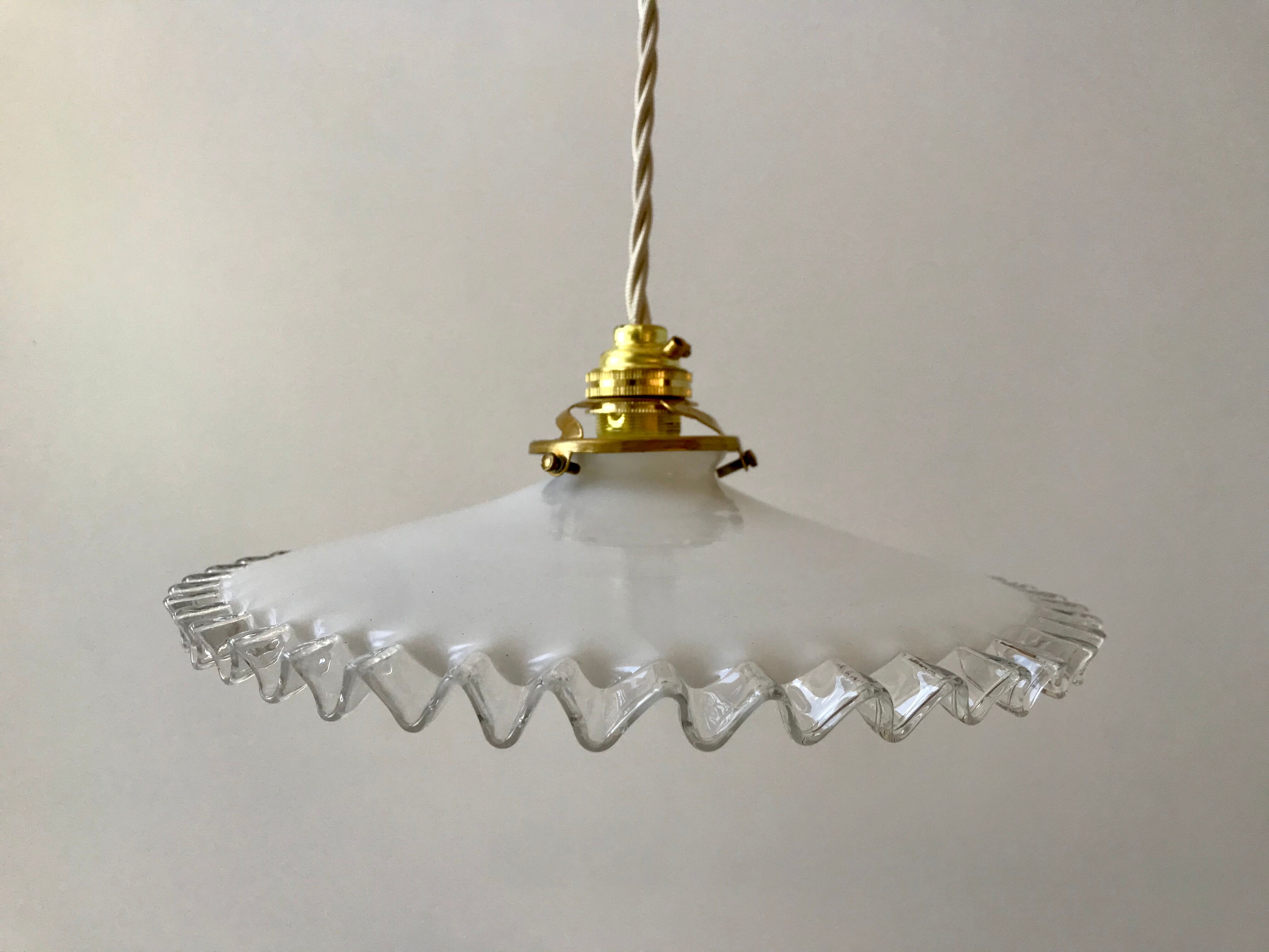 Serrated opaline suspension 20-30s