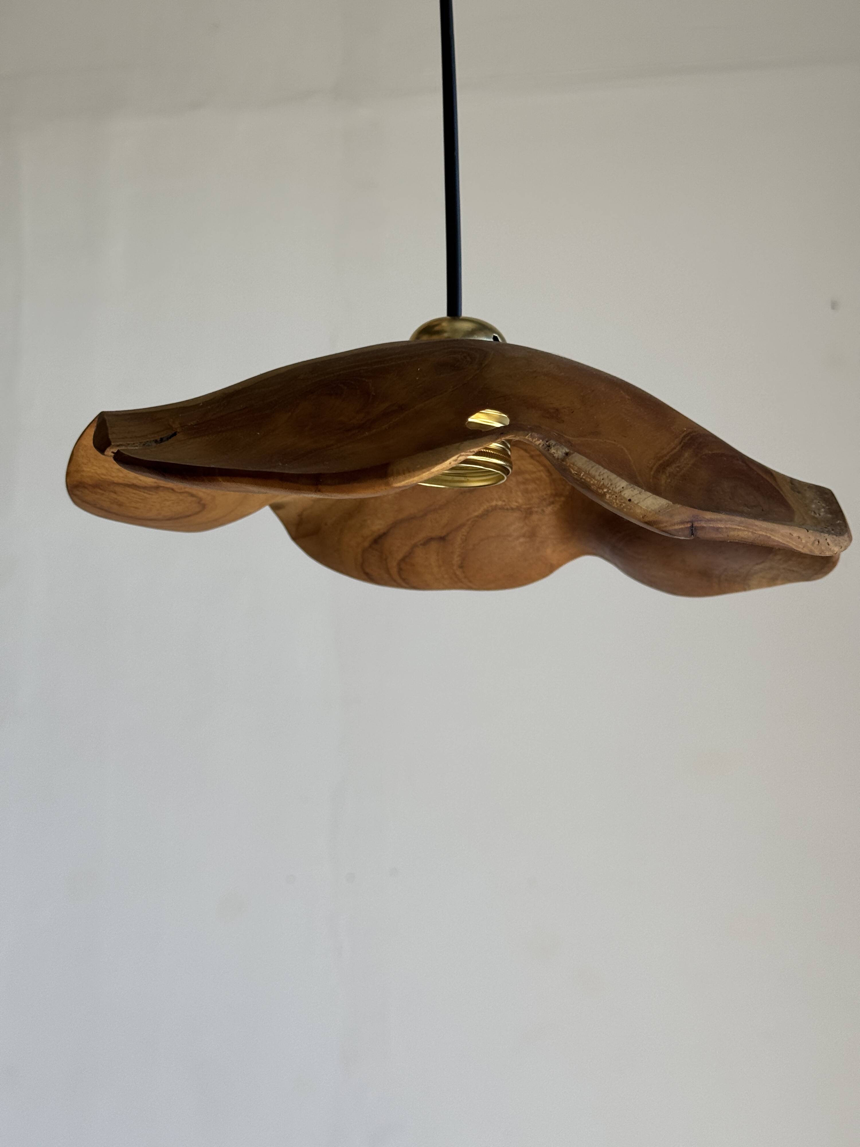 Small wavy flat leaf pendant in teak D:30