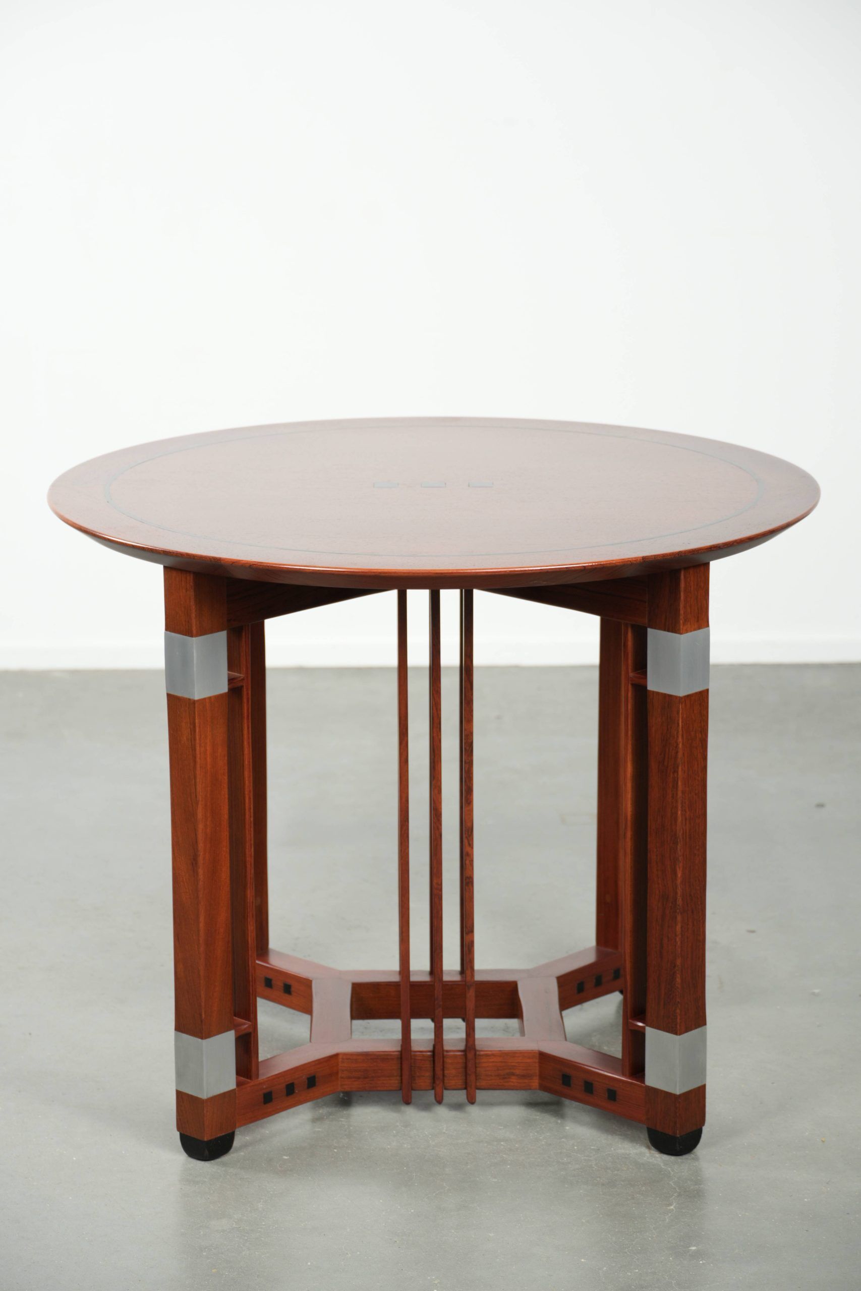 Beautiful round Art Deco design side/coffee table