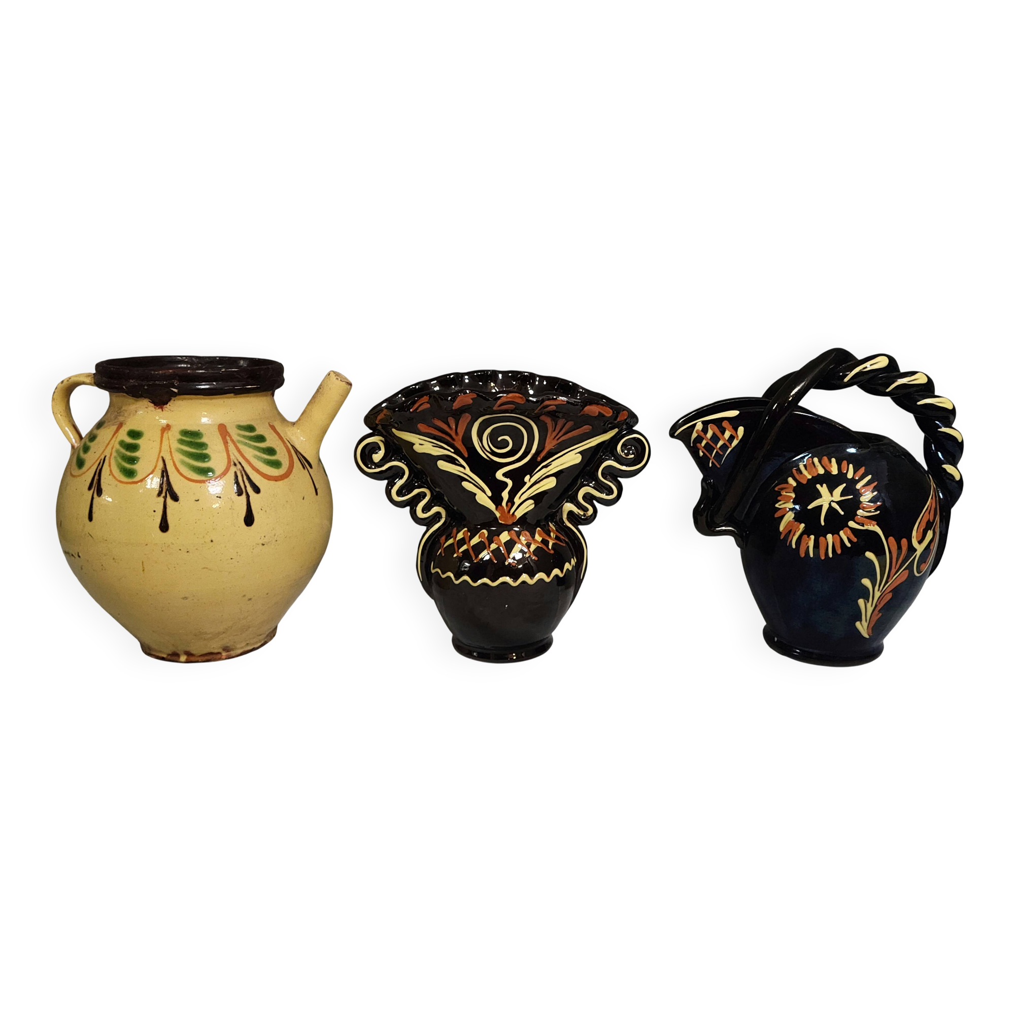 Ensemble composé de trois pièces en céramique vernissée