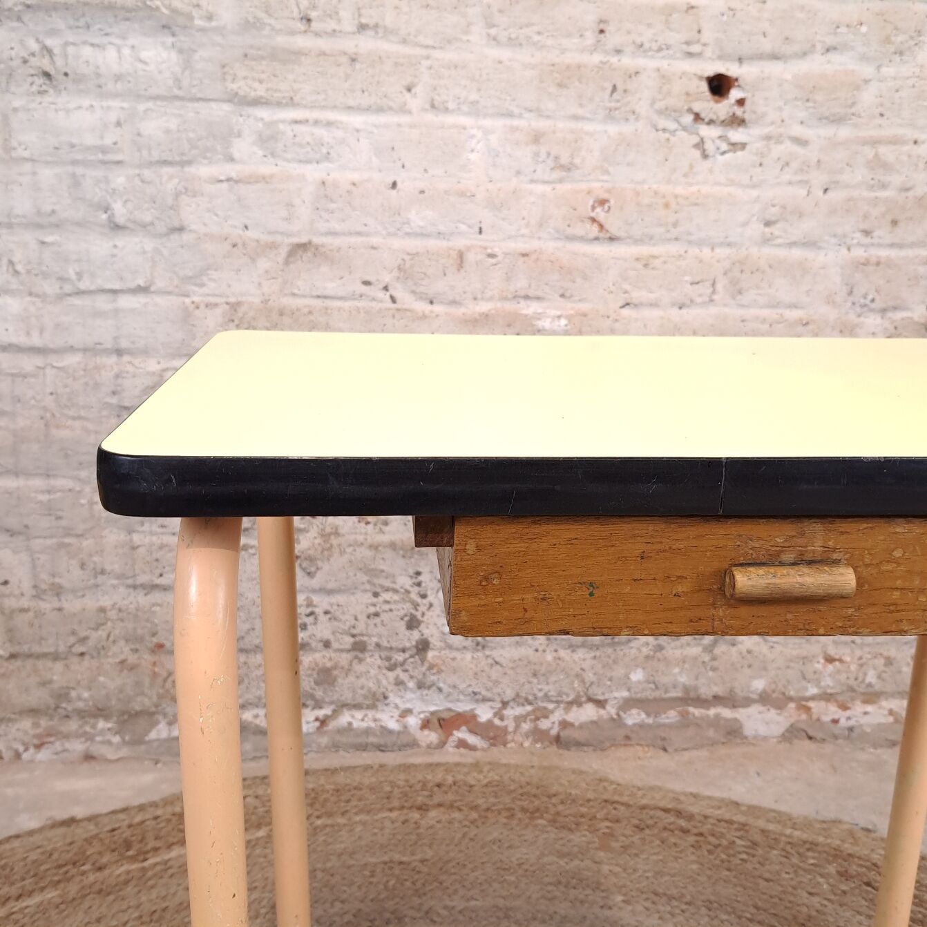 Bureau d'ecolier en formica