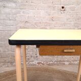 Bureau d'ecolier en formica