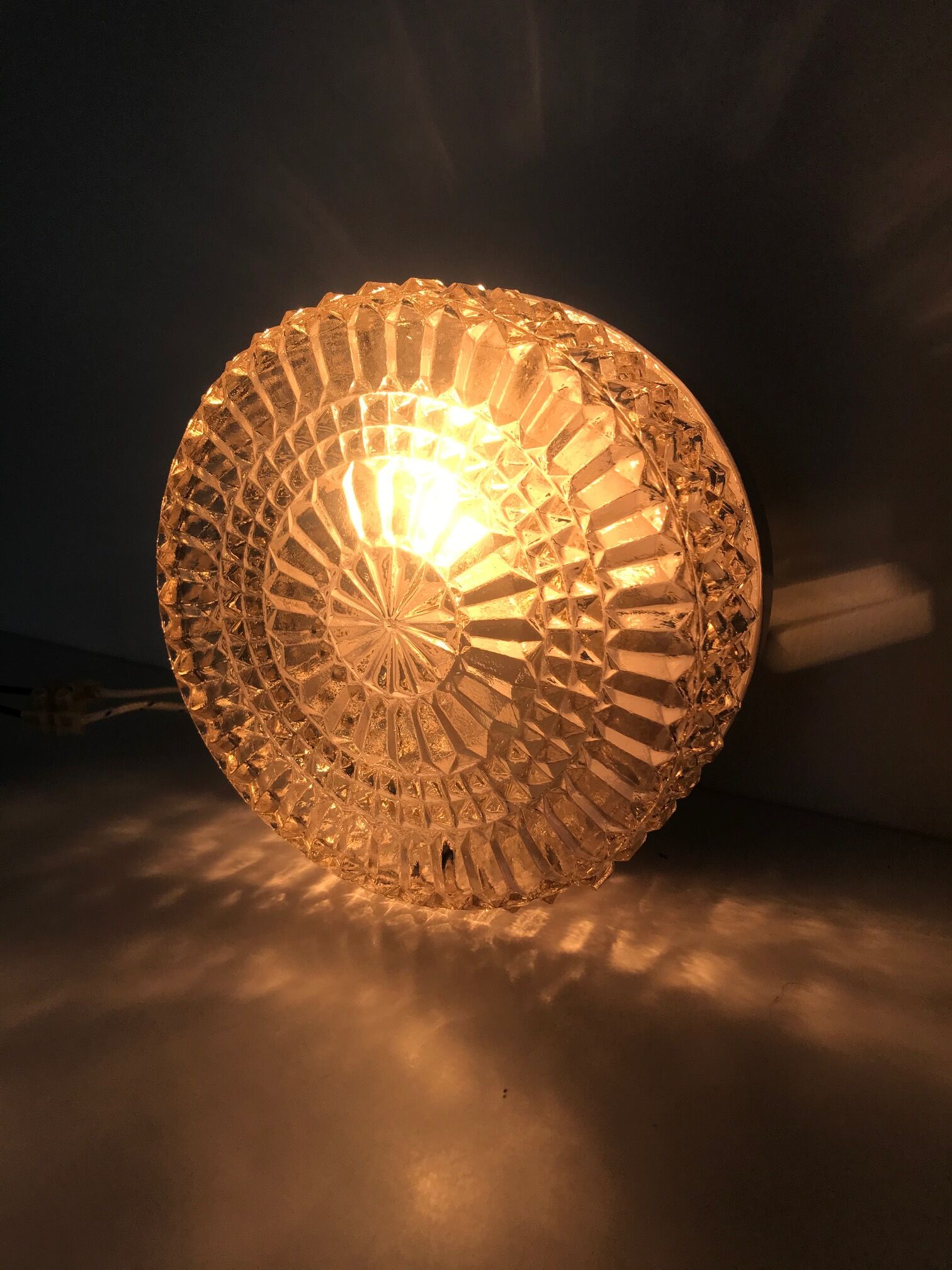 Round ceiling light in chiseled glass