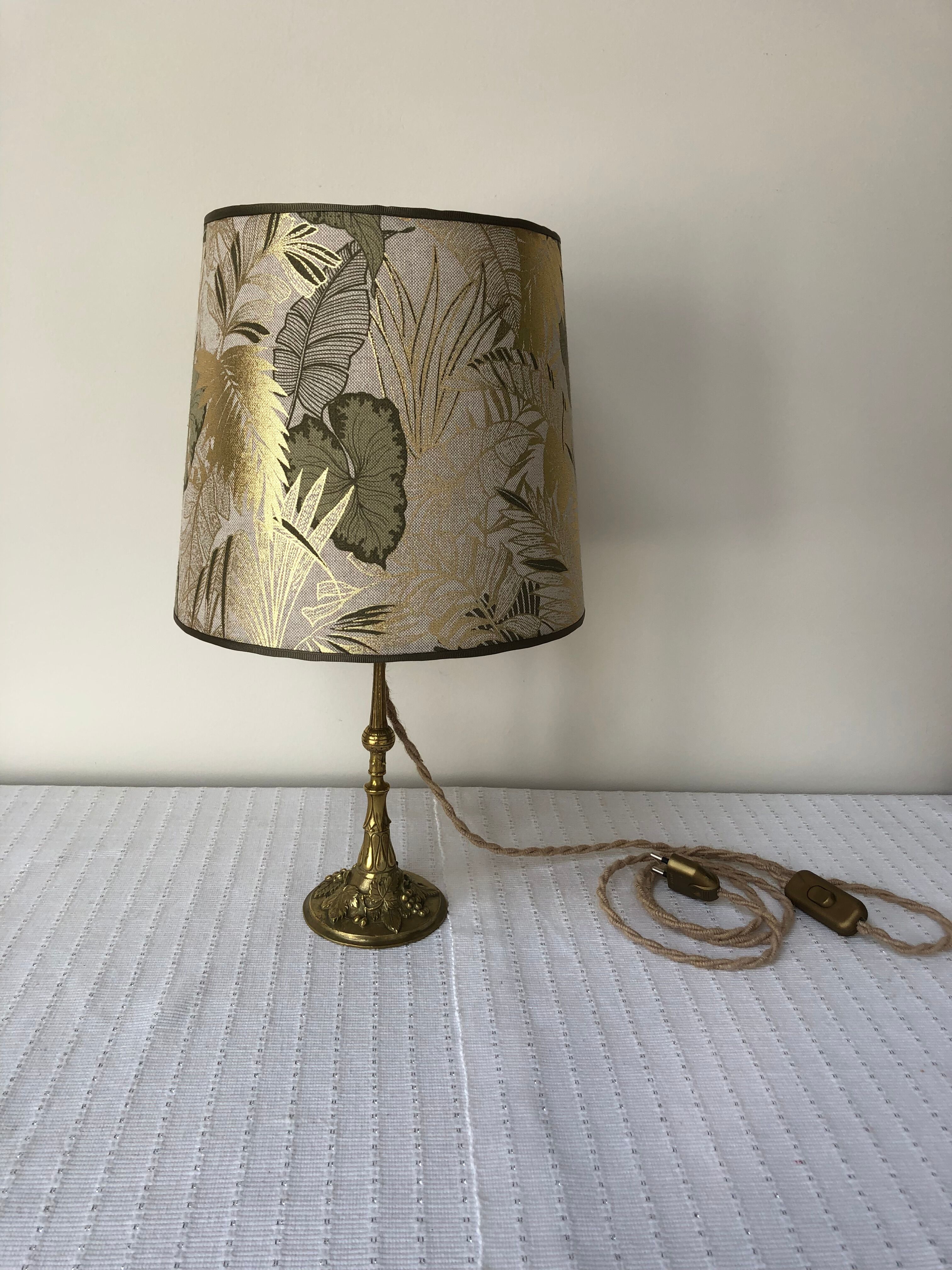 Brass foot table lamp
