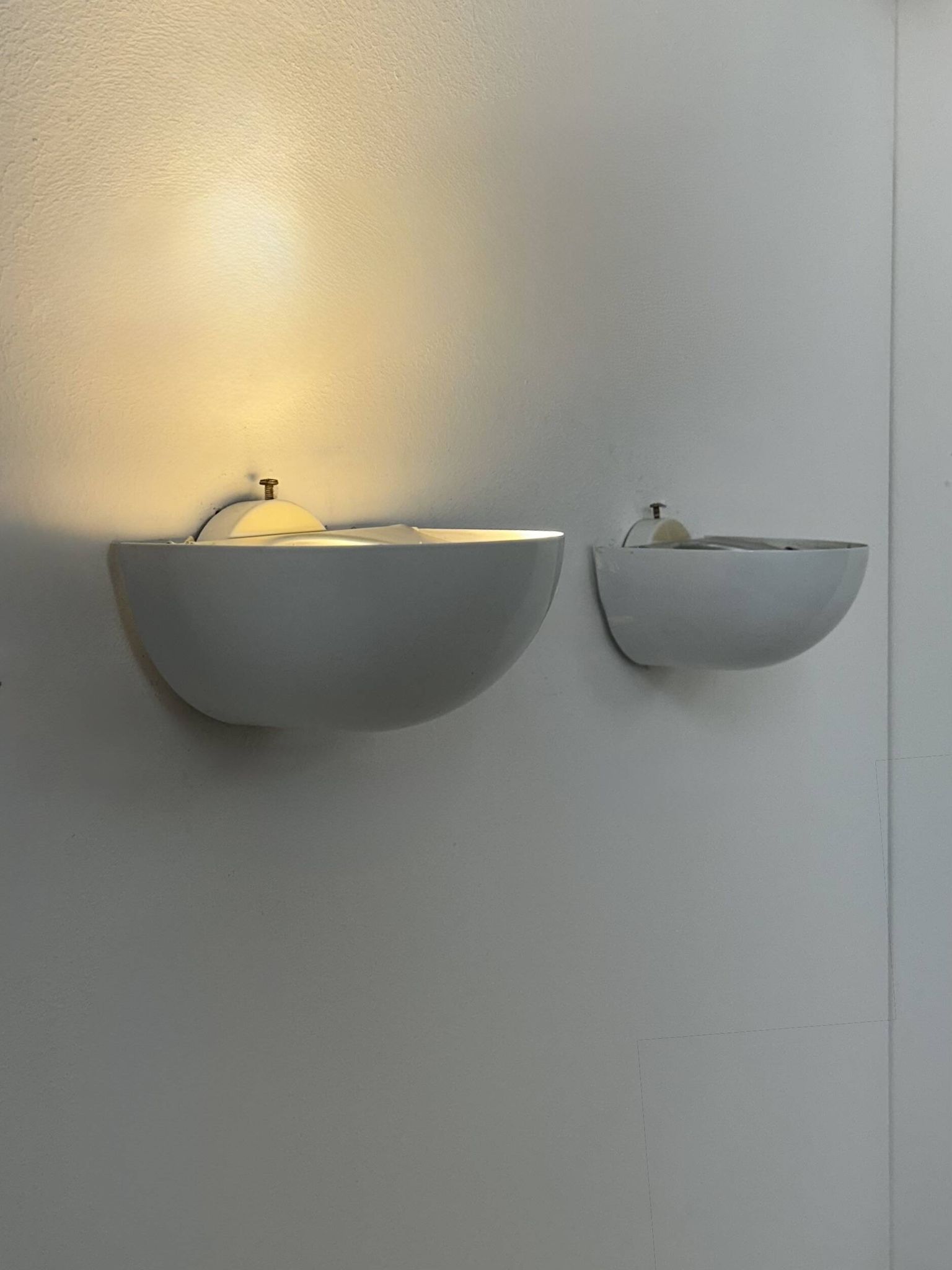 Pair of vintage wall lights in matte white lacquered metal, Italy, 1980.