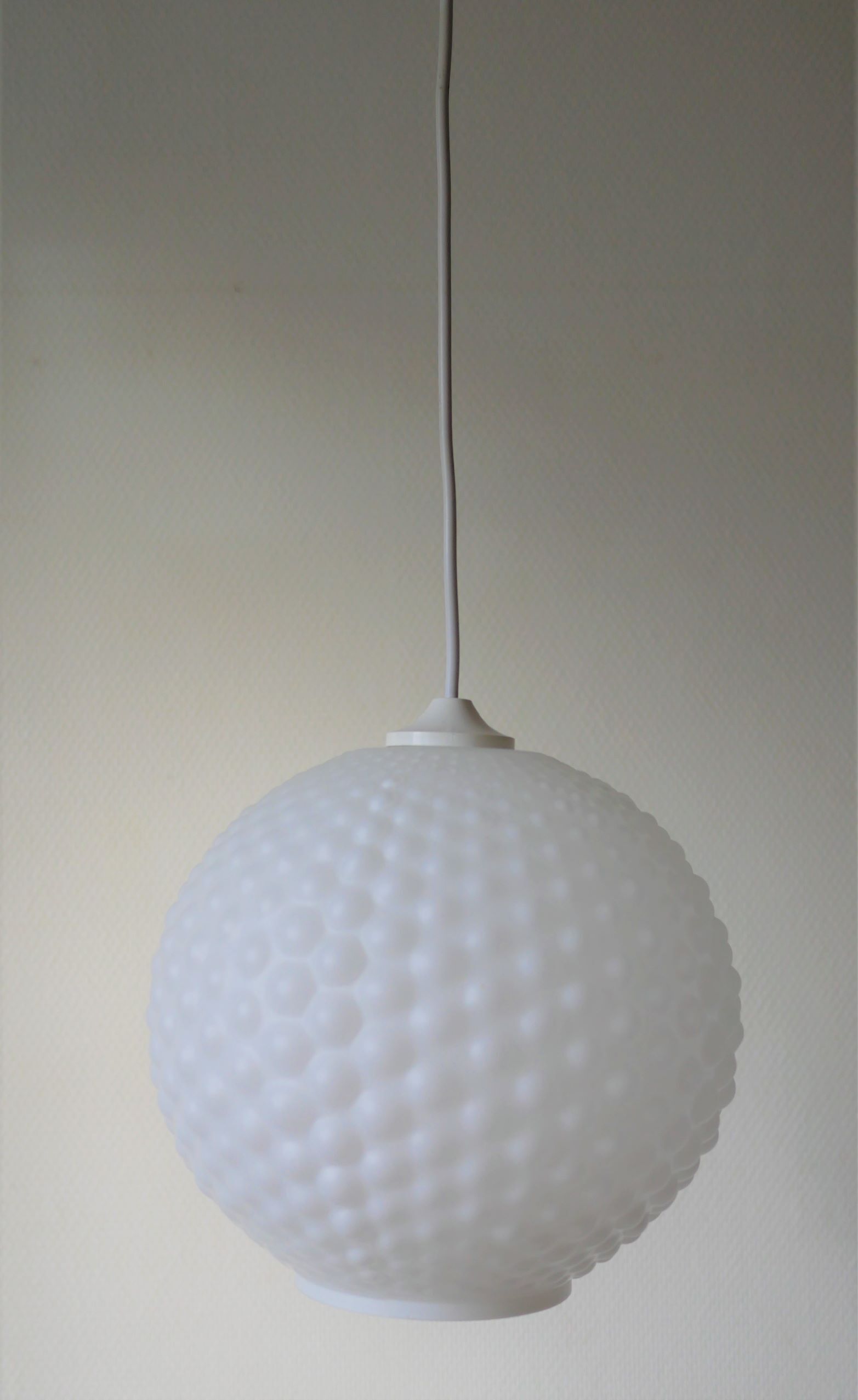 Suspension « boule » vintage en opaline