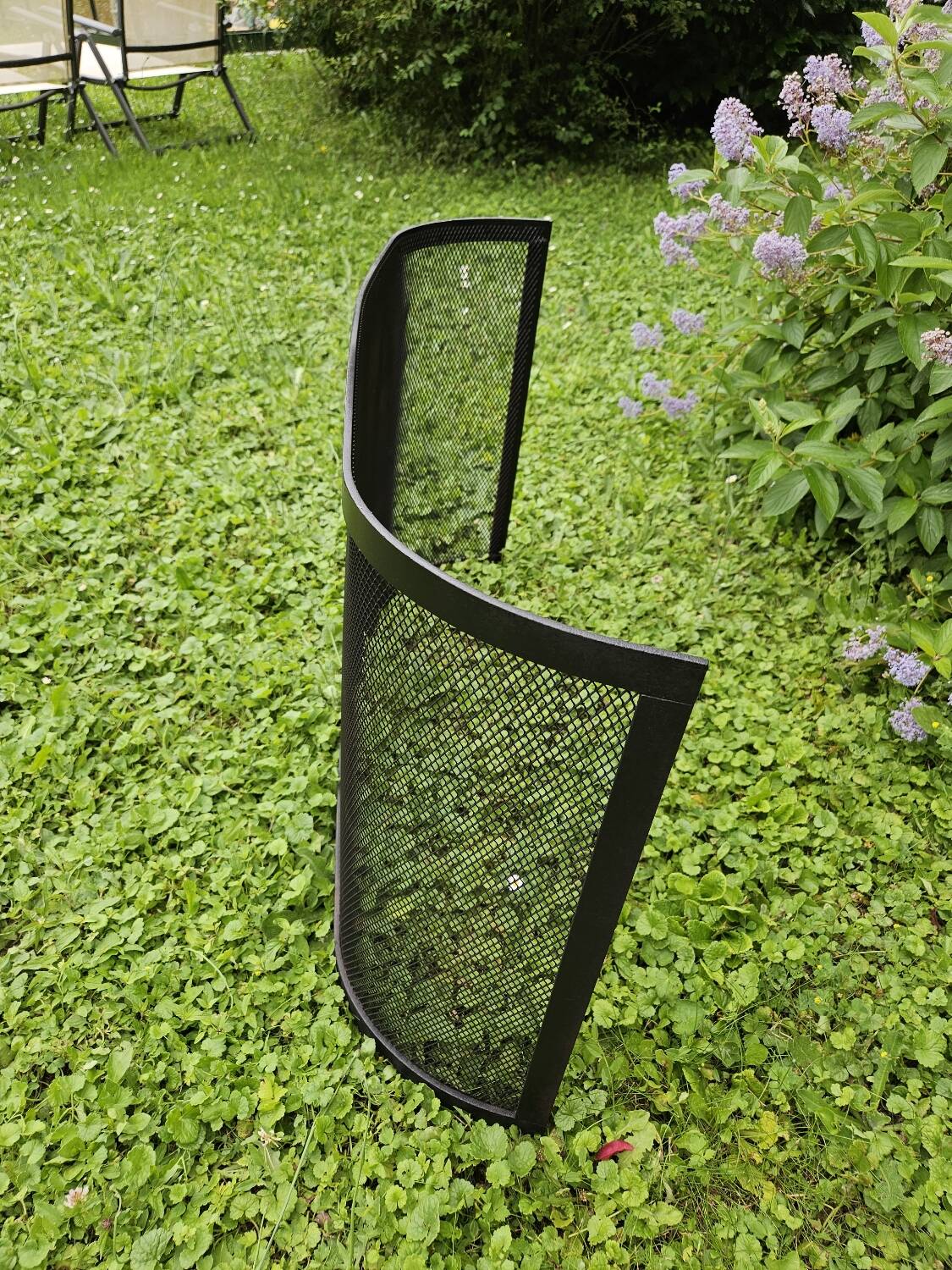 Curved chimney fire screen