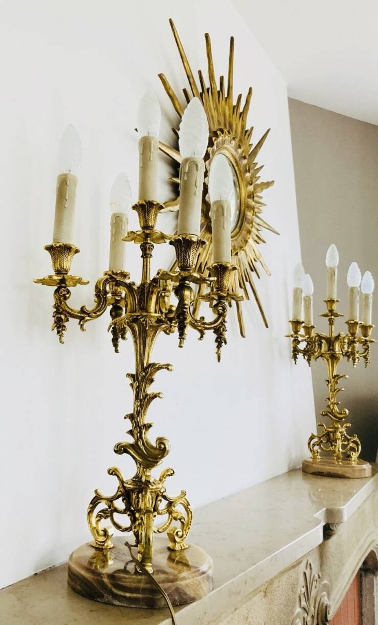 Chandeliers en bronze doré massif époque milieu XXe socles en marbre
