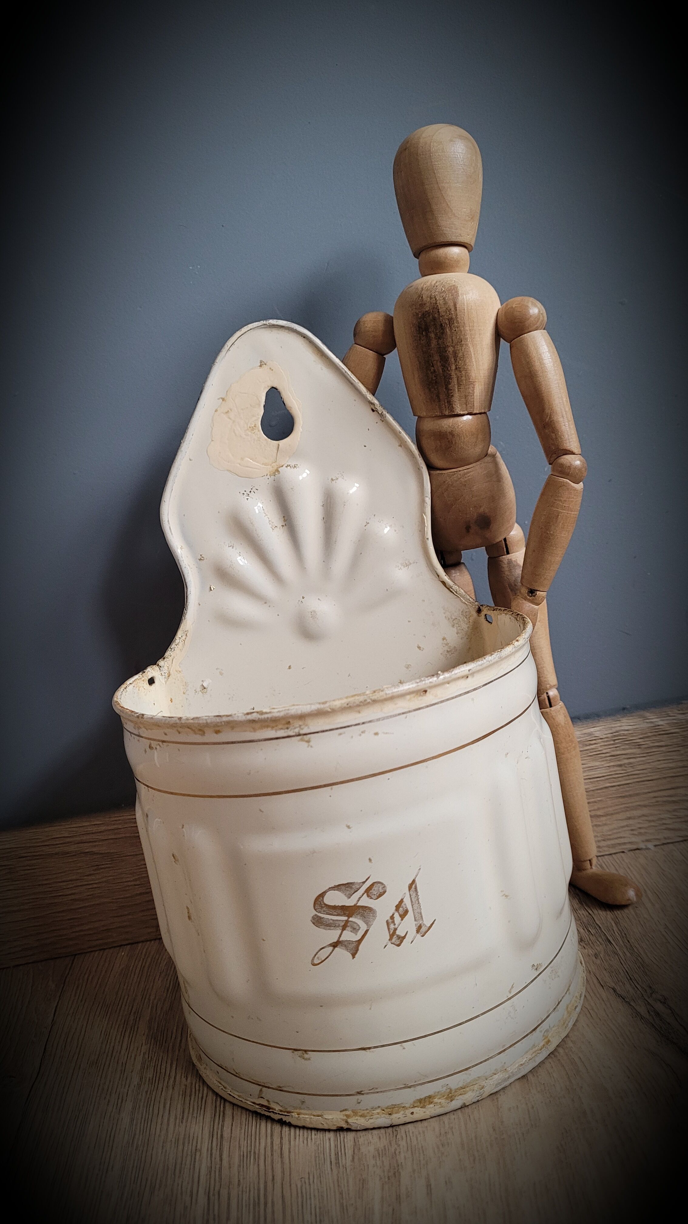 Salt enamelled pot