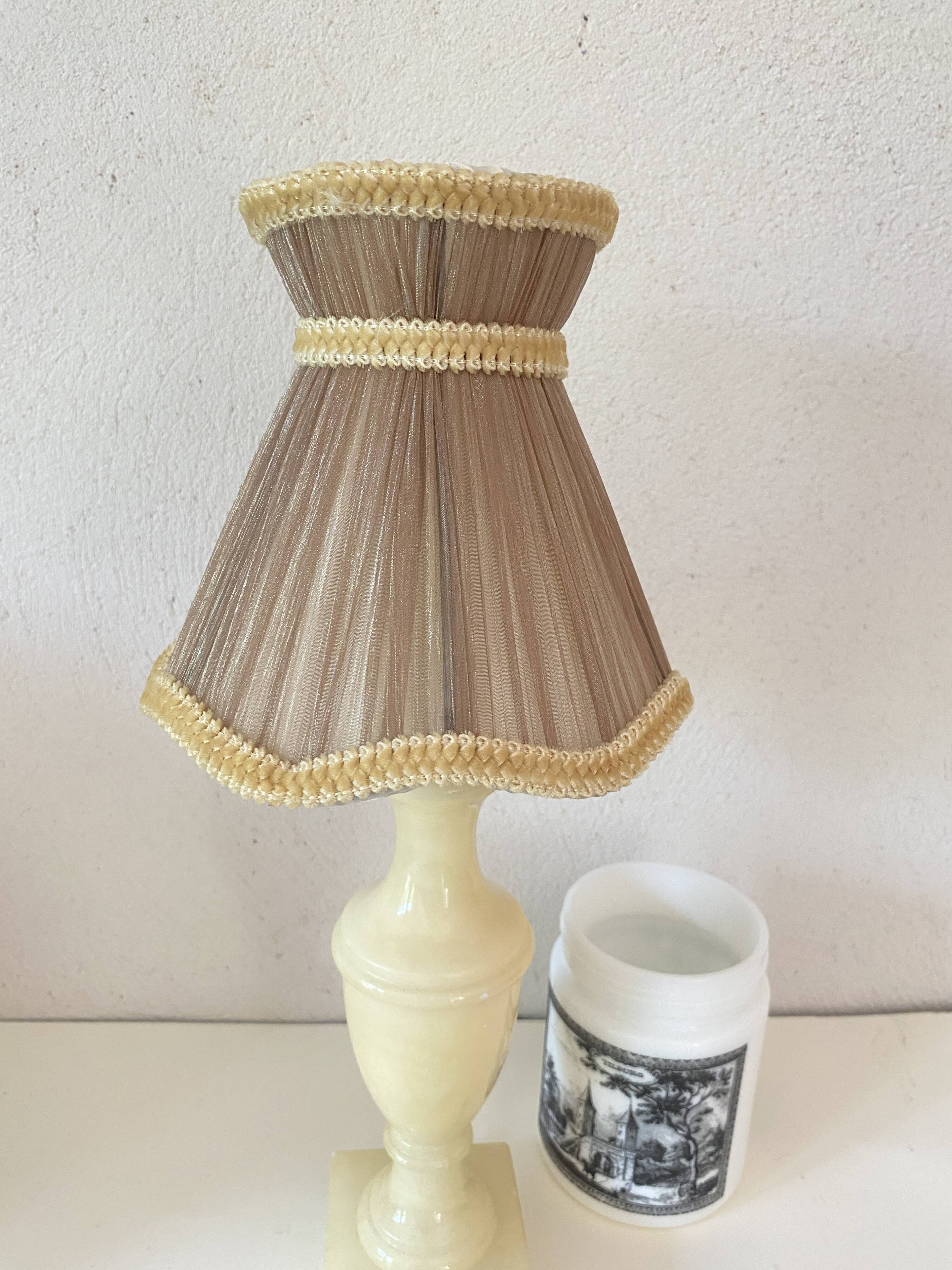 Varnished alabaster lamp, new fabric cable, mesh lampshade