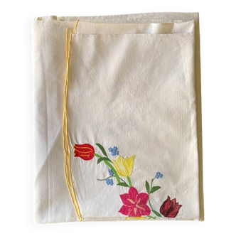 Drap ancien brodé à la maison