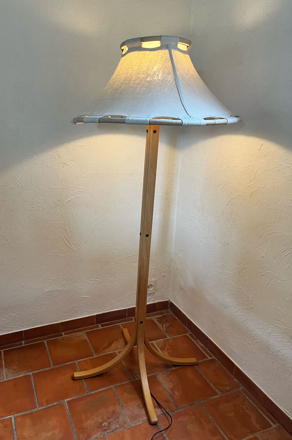 Floor lamp in wood, bamboo and linen